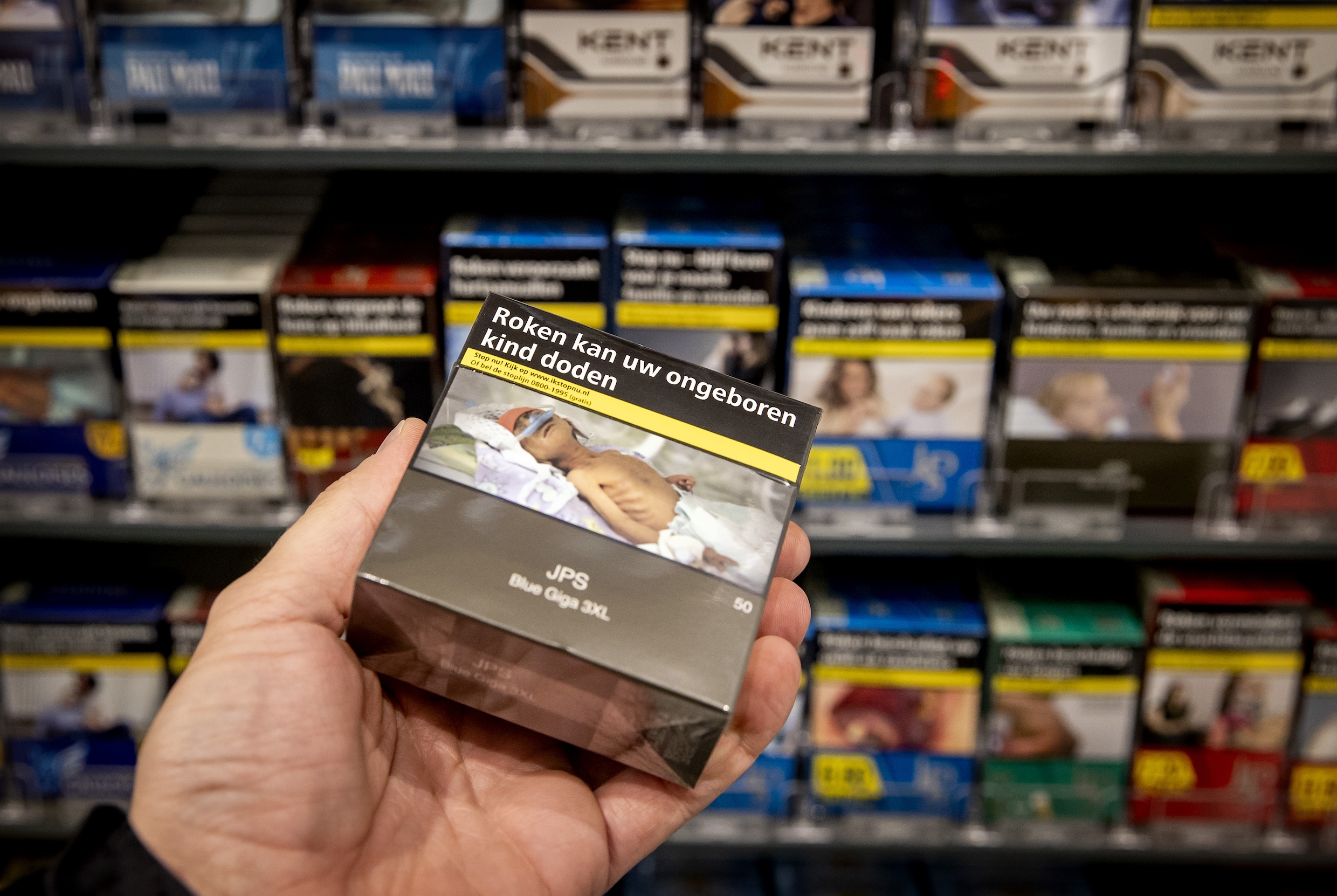 cigaretten Chocolade sigaretten This image features a cigarette