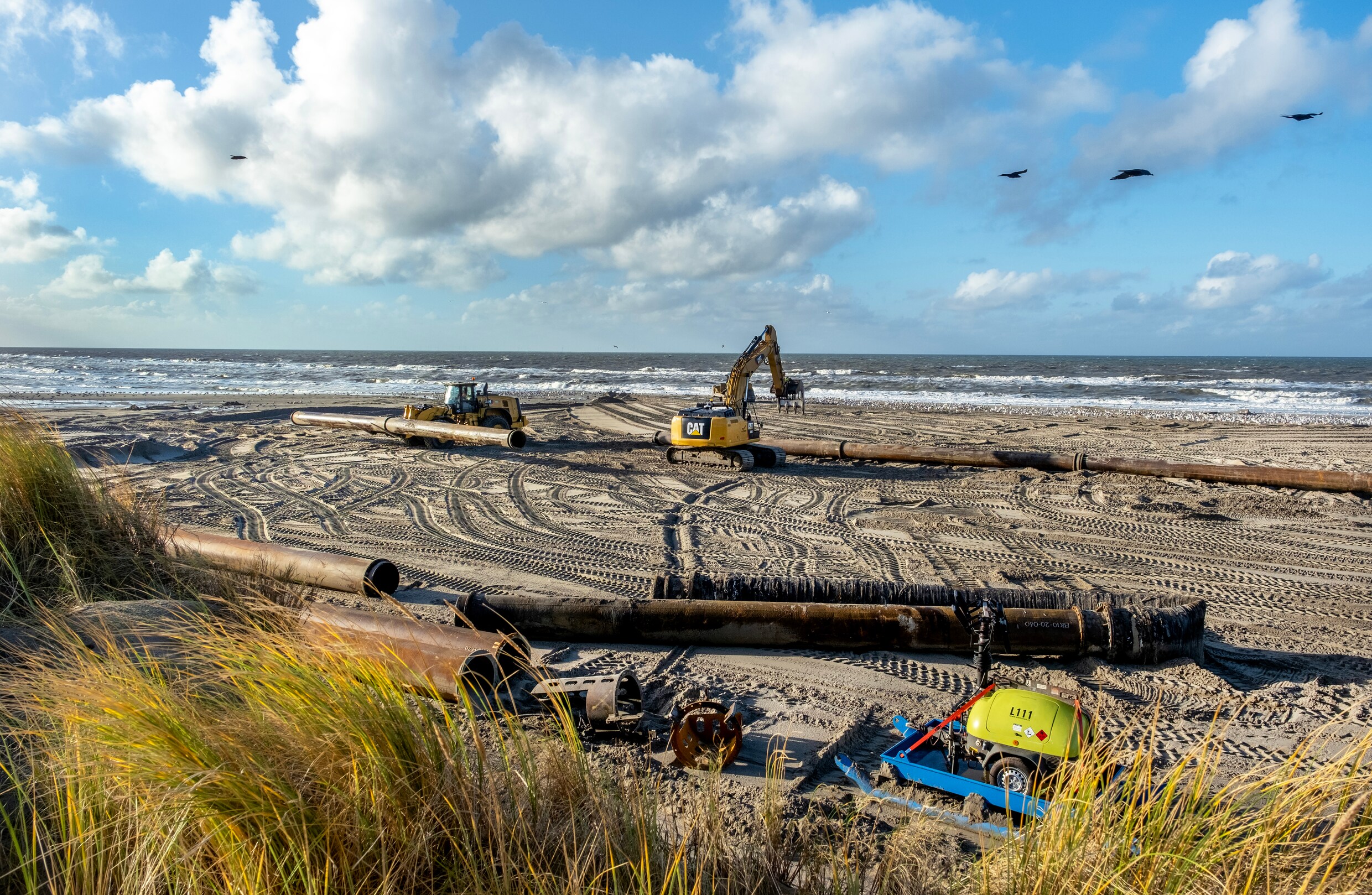 Om de Kop van Noord-Holland tegen de zee te beschermen wordt zand gestort bij strand Camperduin.