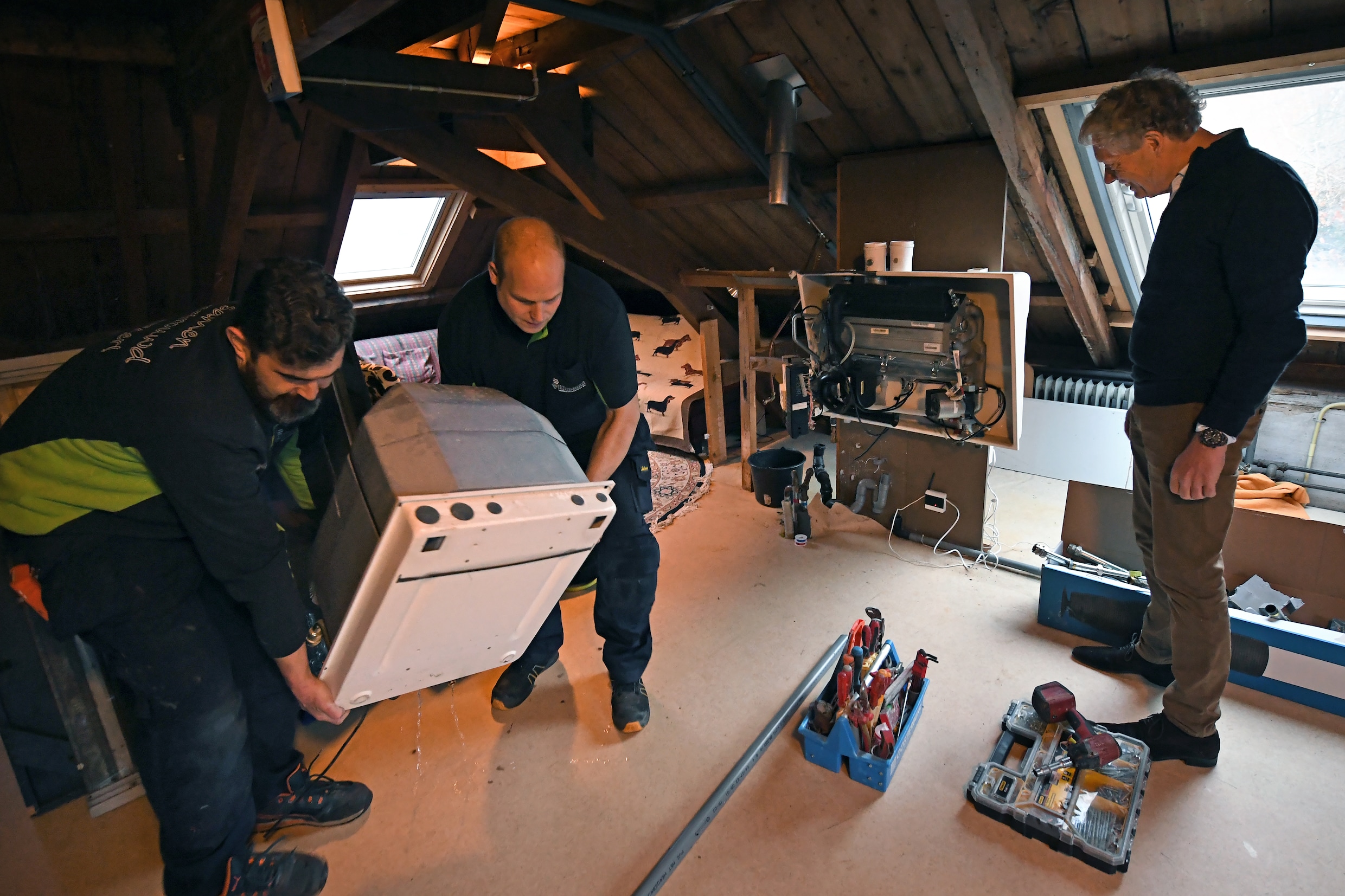 1-12-2022, Nederland, Lochem Woningen gaan van het gas af. Een waterstofketel wordt geplaatst. Op de foto wordt de oude gasketel gedemonteerd. foto Marcel van den Bergh