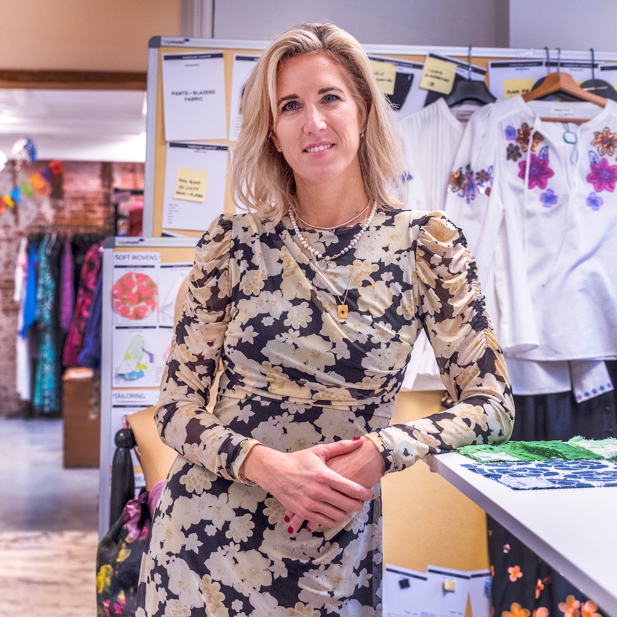 De kleding van Fabienne Chapot is eigengereid kleurig en fris en binnenkort nog internationaler de Volkskrant