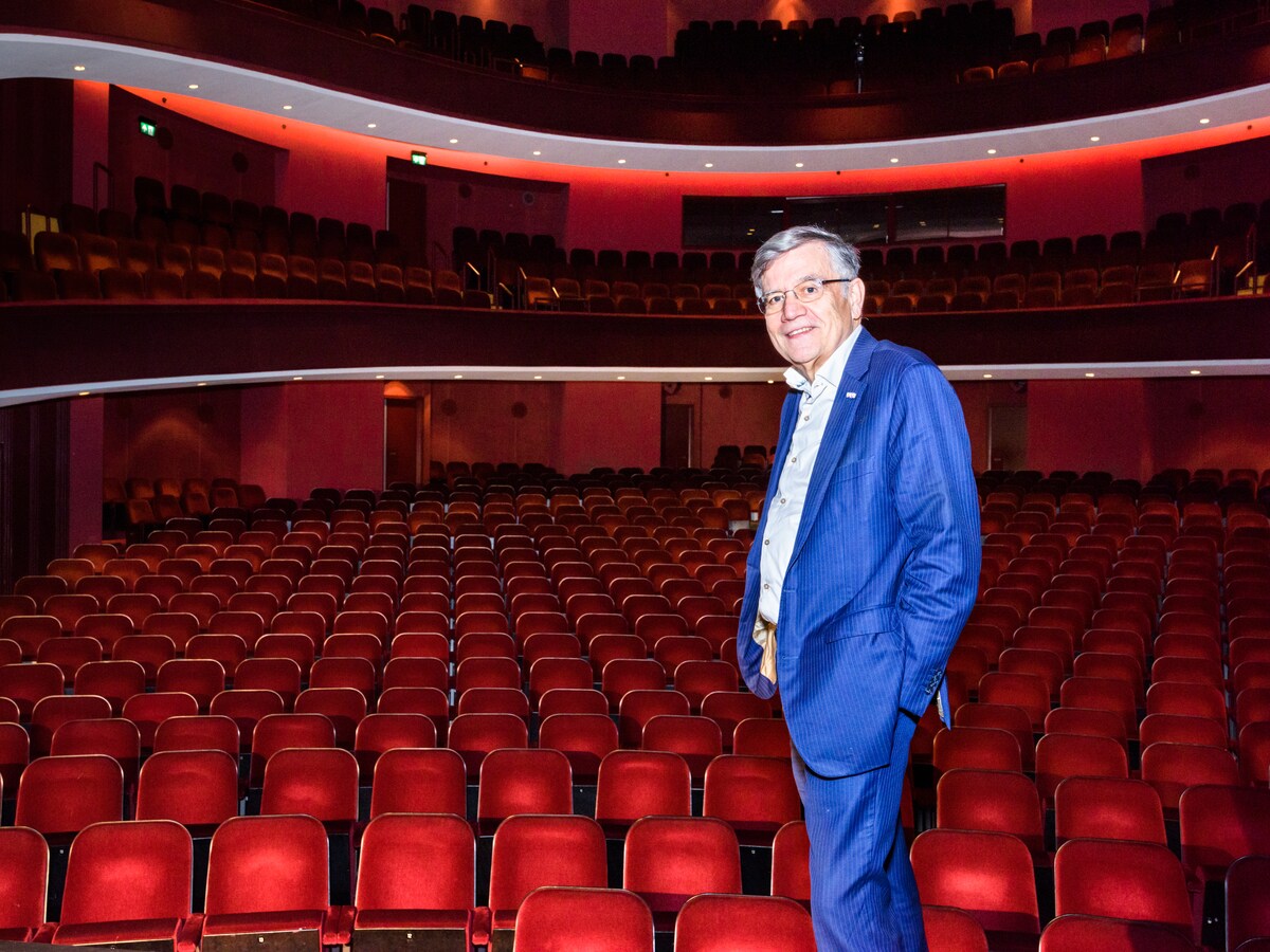 Volle Zaal Vroeger En Nu Theater Negeert Regels En Laat Theo Maassen