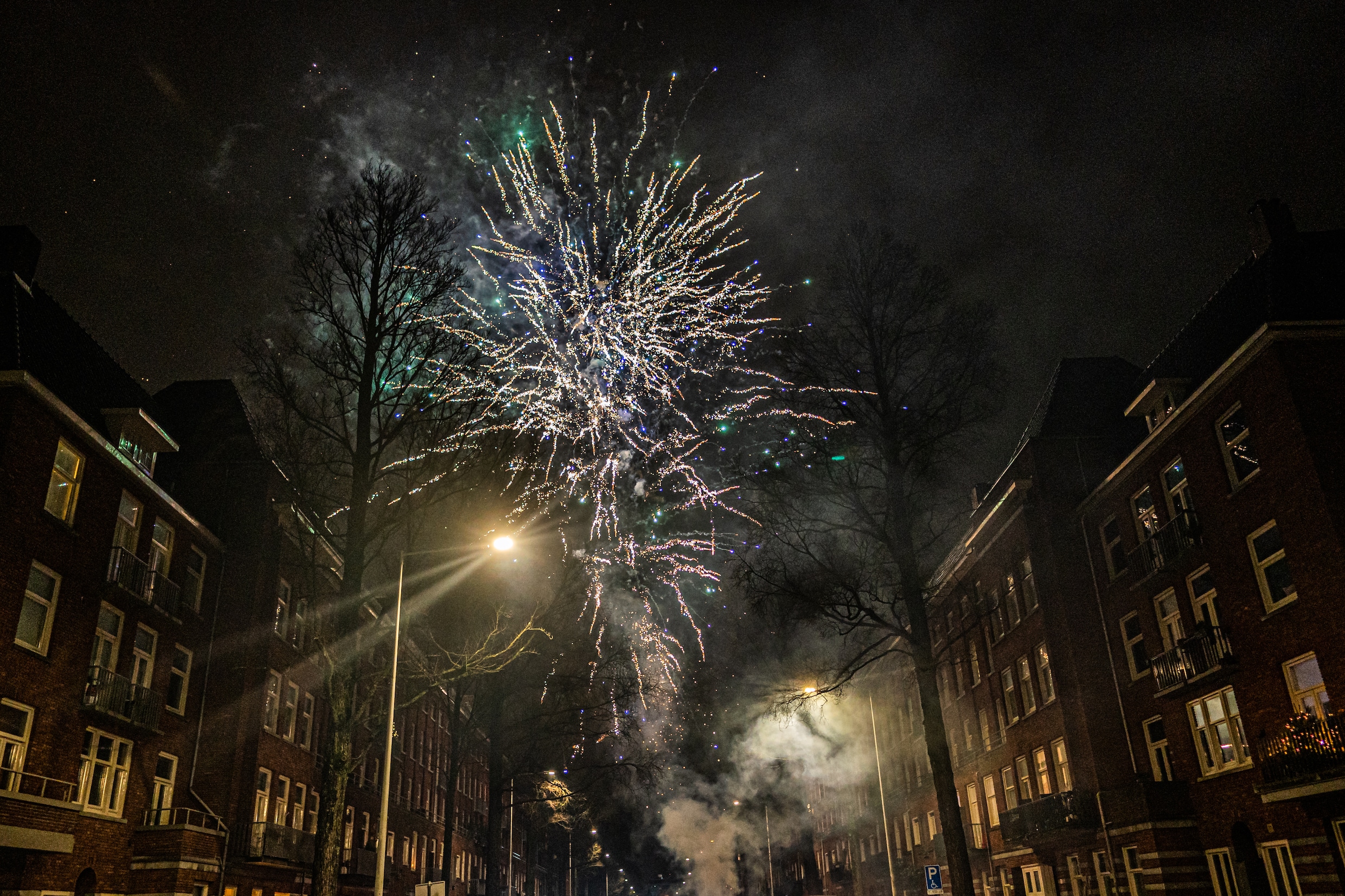 Vuurwerkverboden massaal genegeerd, burgemeesters vragen landelijke