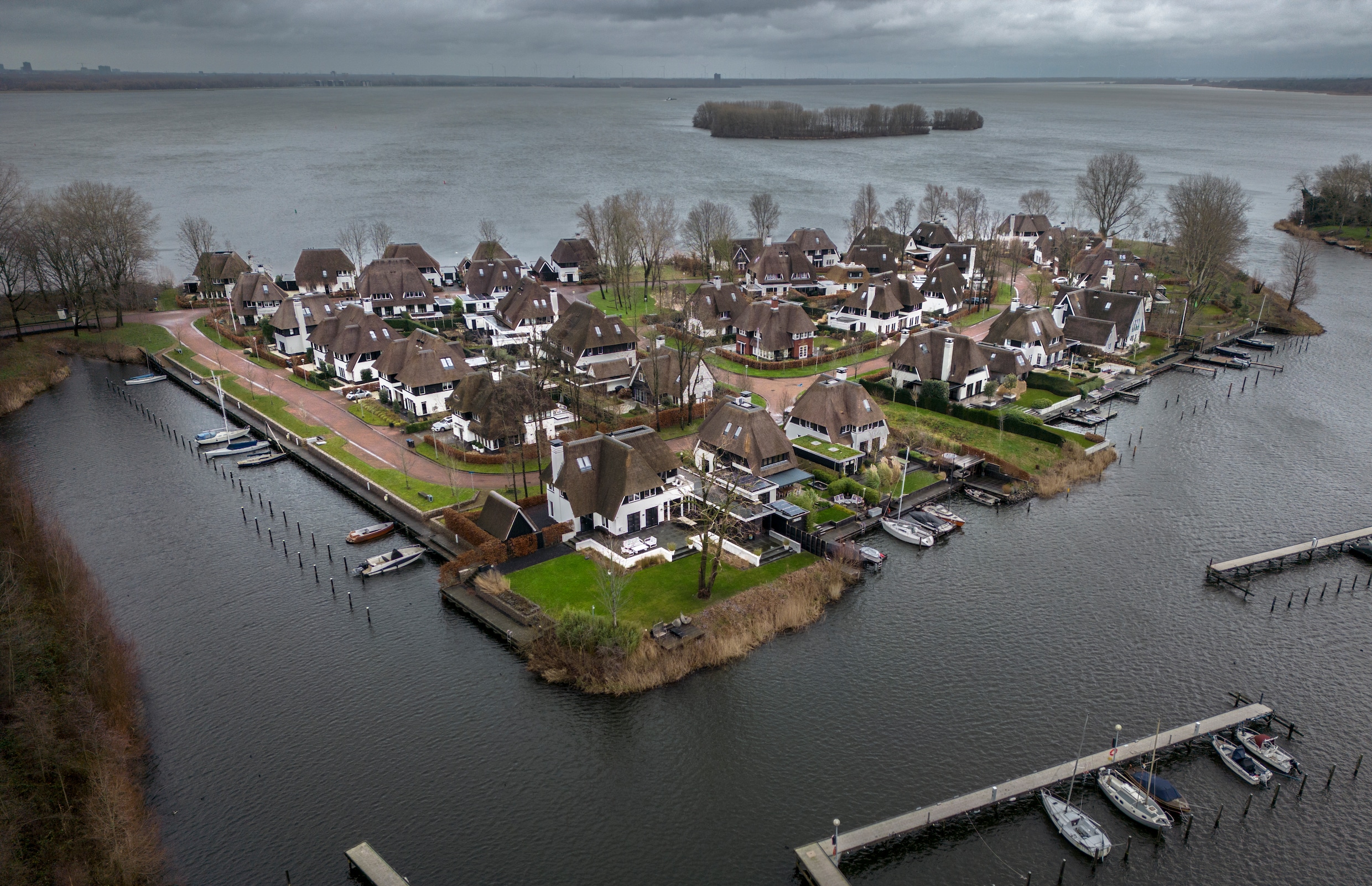 Sommige Nederlanders zijn té rijk, stellen limitaristen. Is het tijd ...