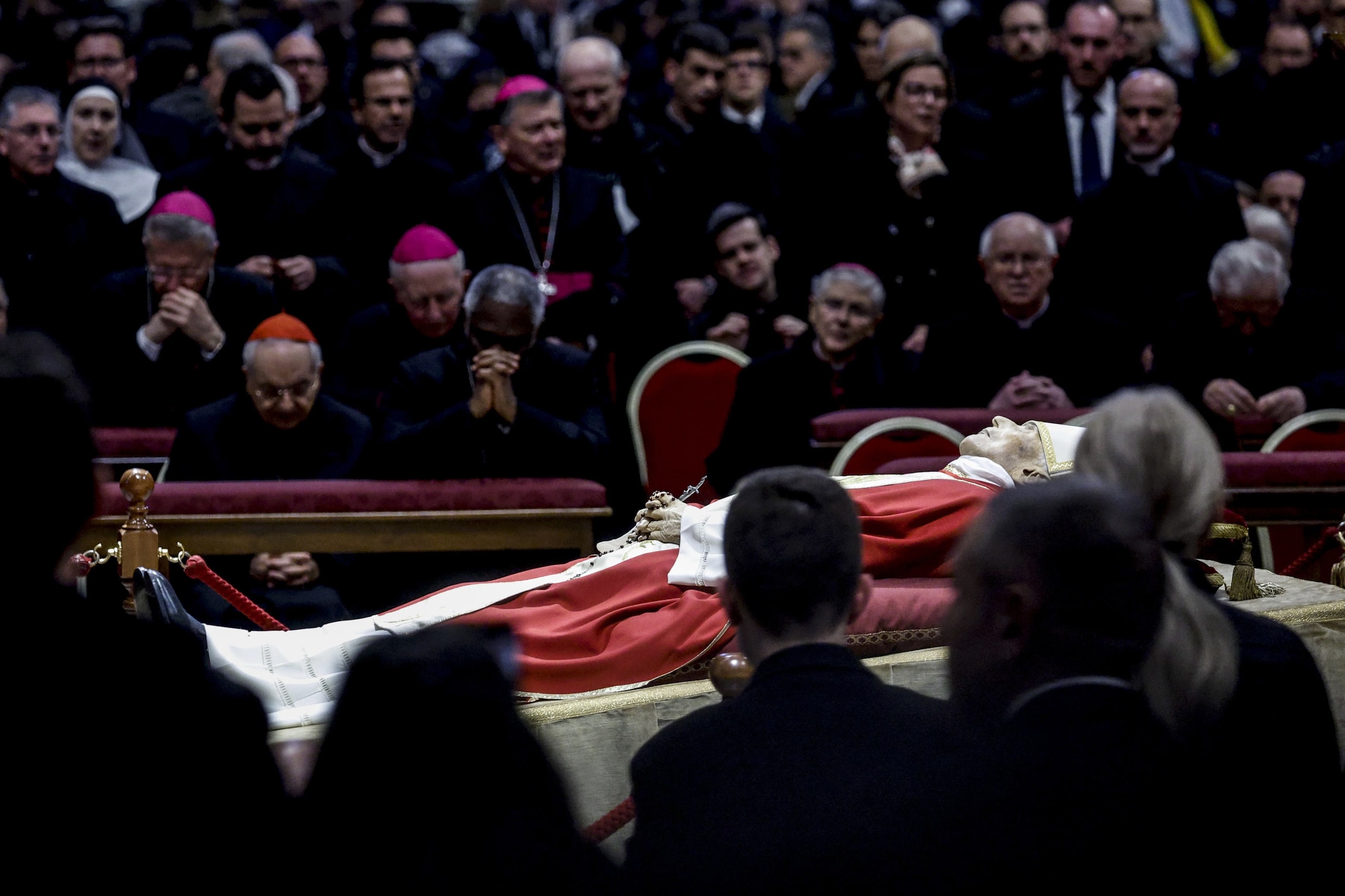 Paus Franciscus leidt sobere uitvaartdienst paus Benedictus XVI op Sint ...