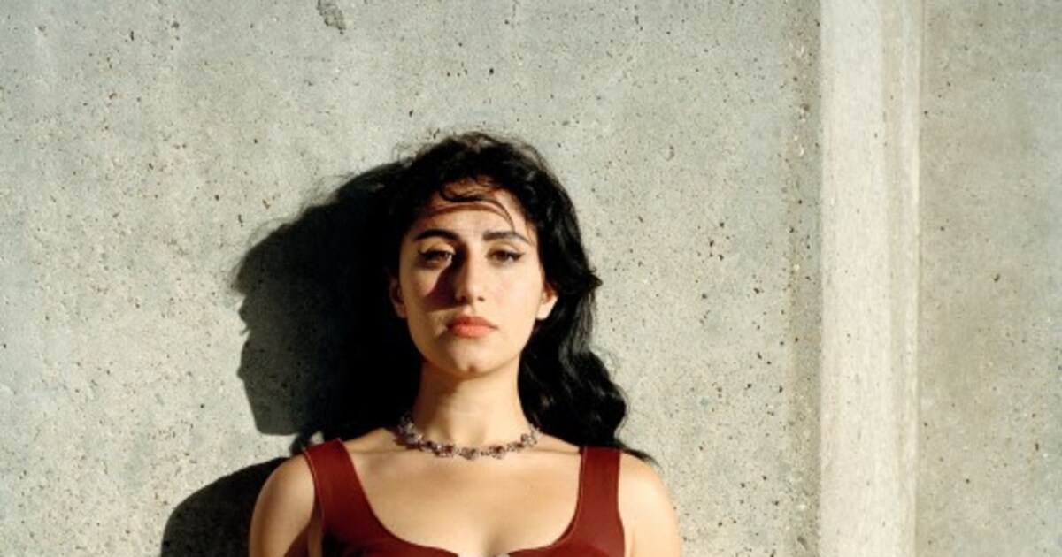 De beste muziek van de week is van zangeres Naaz die ineens weer terug ...