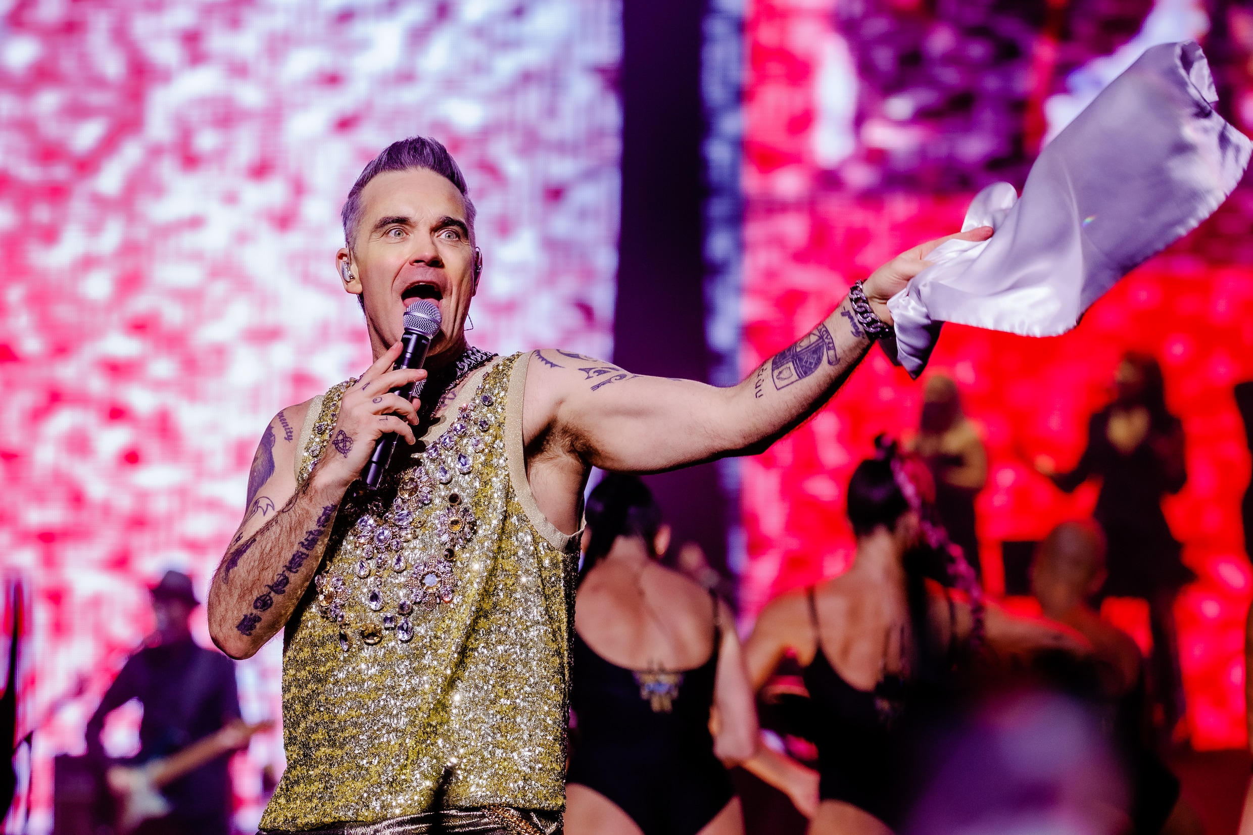 Robbie Williams verovert de Ziggo Dome met humor, een goed verhaal en krakers van weleer | de Volkskrant