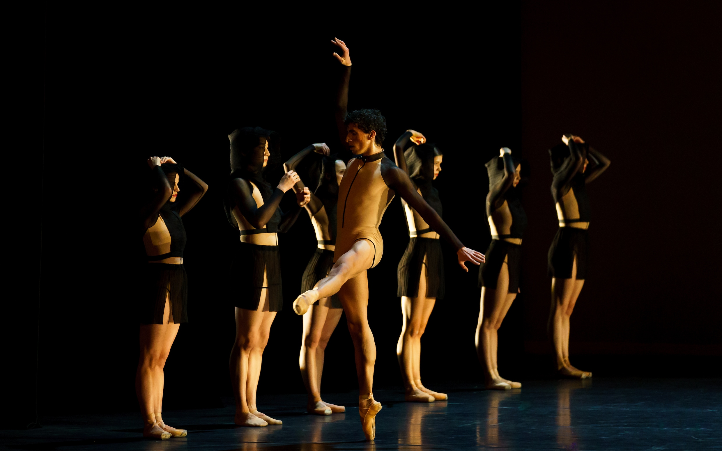 Recensie: Danser Luca Abdel-Nour steelt de show in 'Ballet Bubbles ...