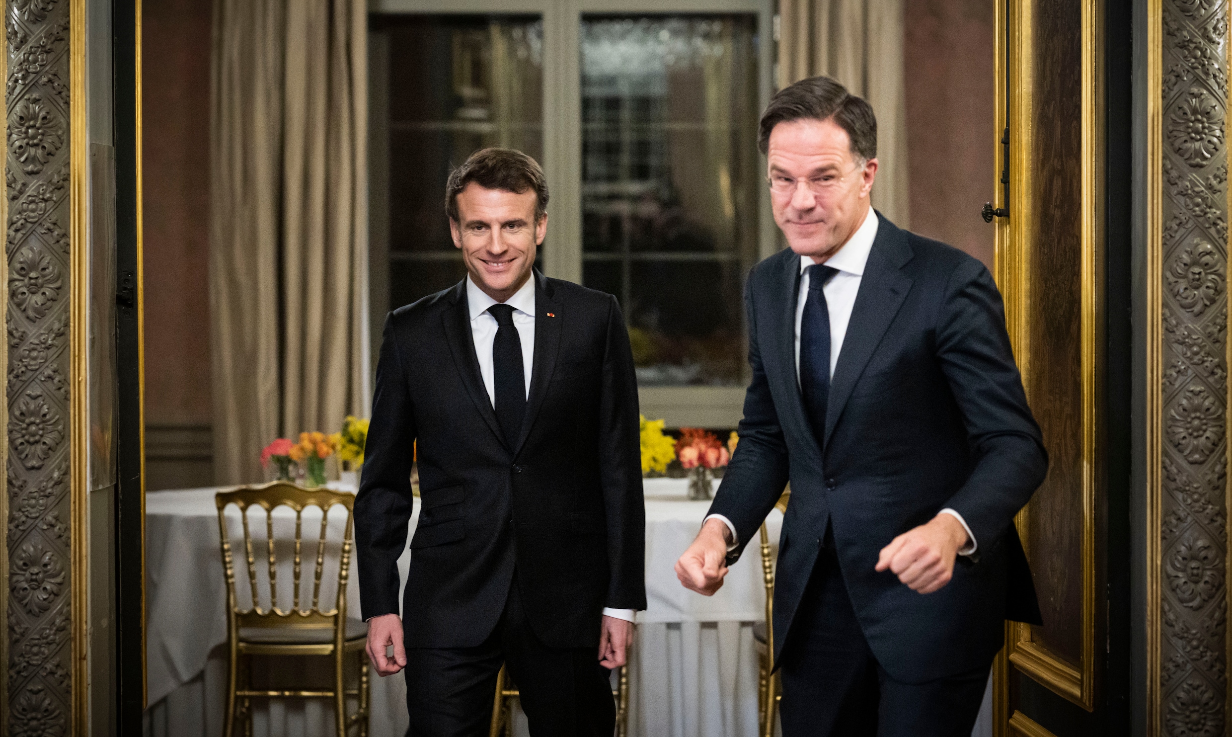 Opnieuw is Macron te gast in Nederland: de champagne vloeit rijkelijk ...