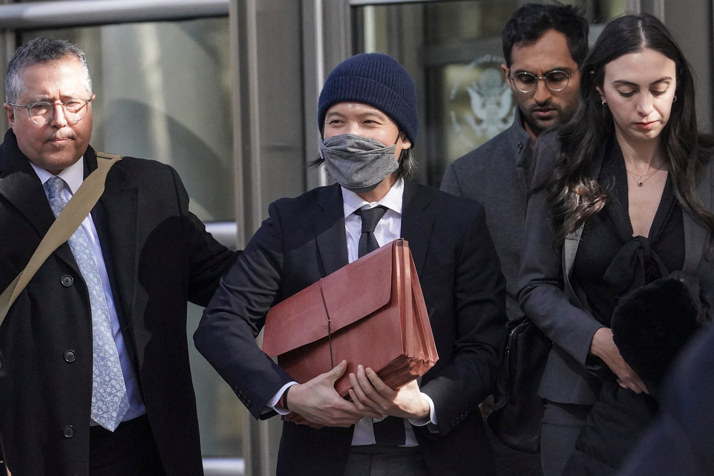 Voormalig Goldman Sachs-bankier Roger Ng (m) verlaat de rechtbank.