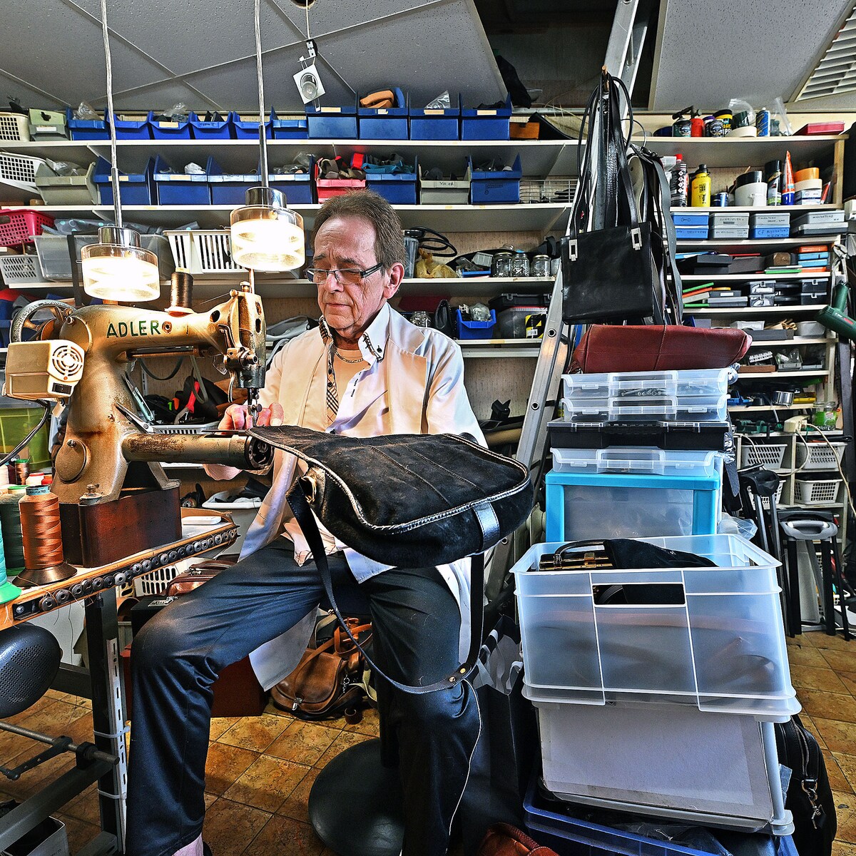 Wie kan er nog een paar schoenen repareren Het tekort aan vakmensen wordt steeds nijpender de Volkskrant