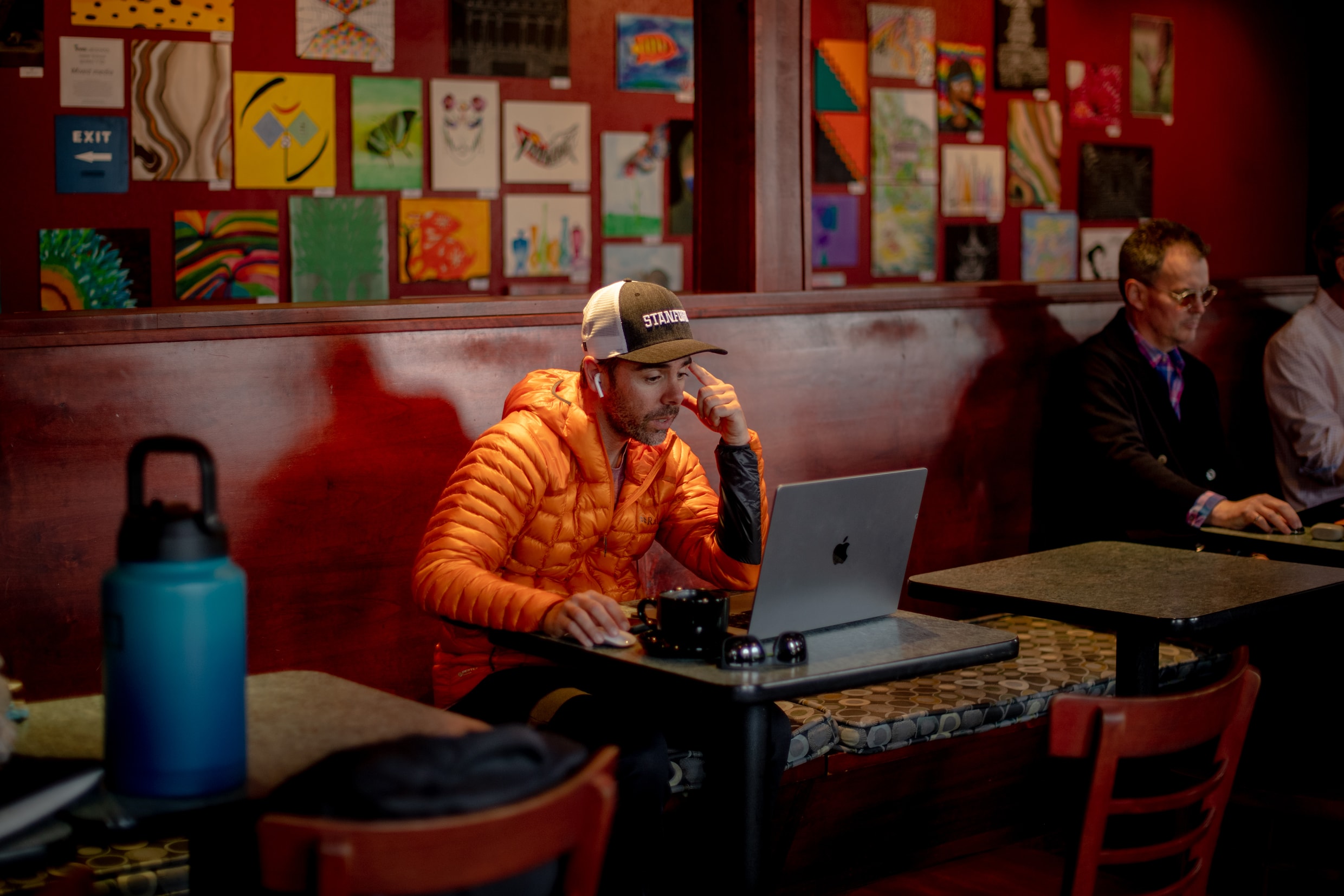 James Bueno werkt in een café in Mountain View. Of de Braziliaan zijn vaste baan bij Cisco kan behouden, is onzeker geworden.
