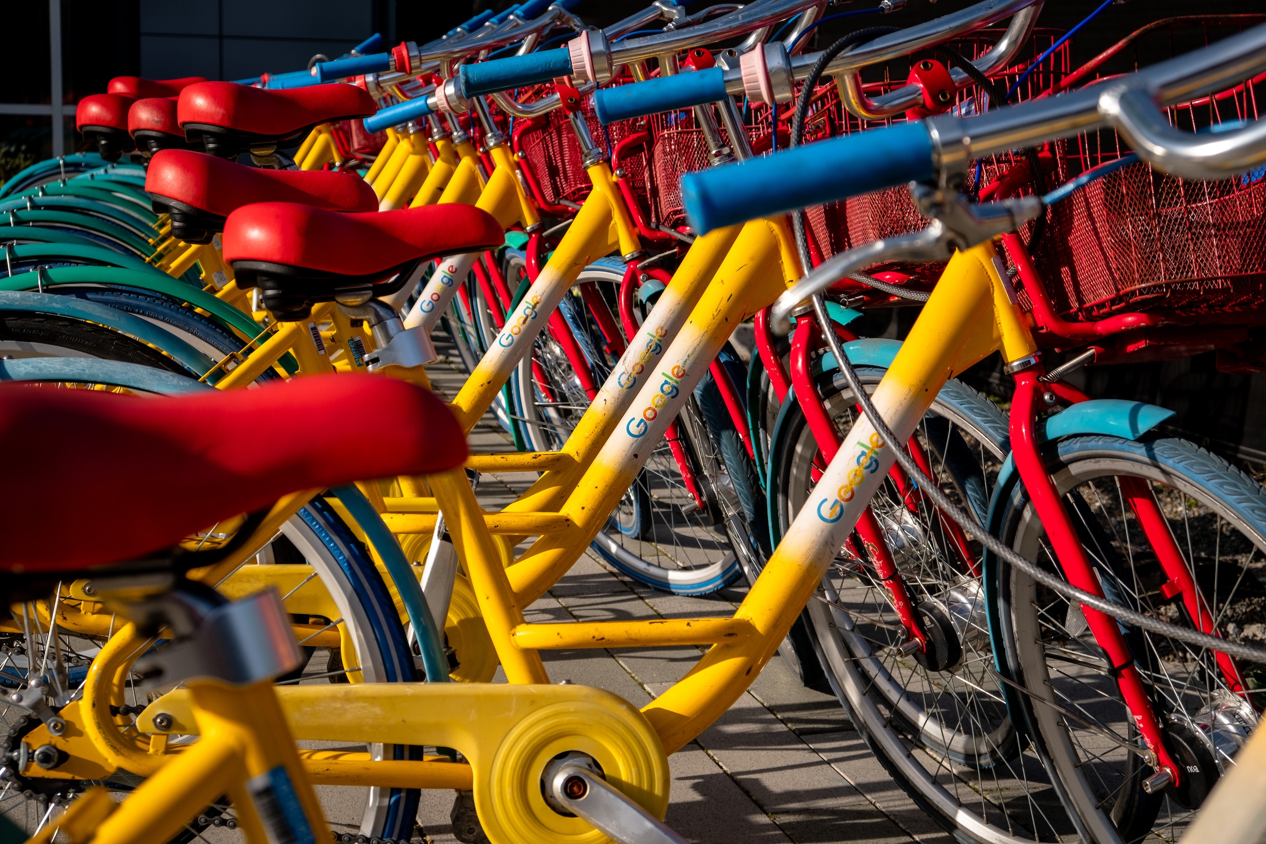 Fietsen op de campus van Google.