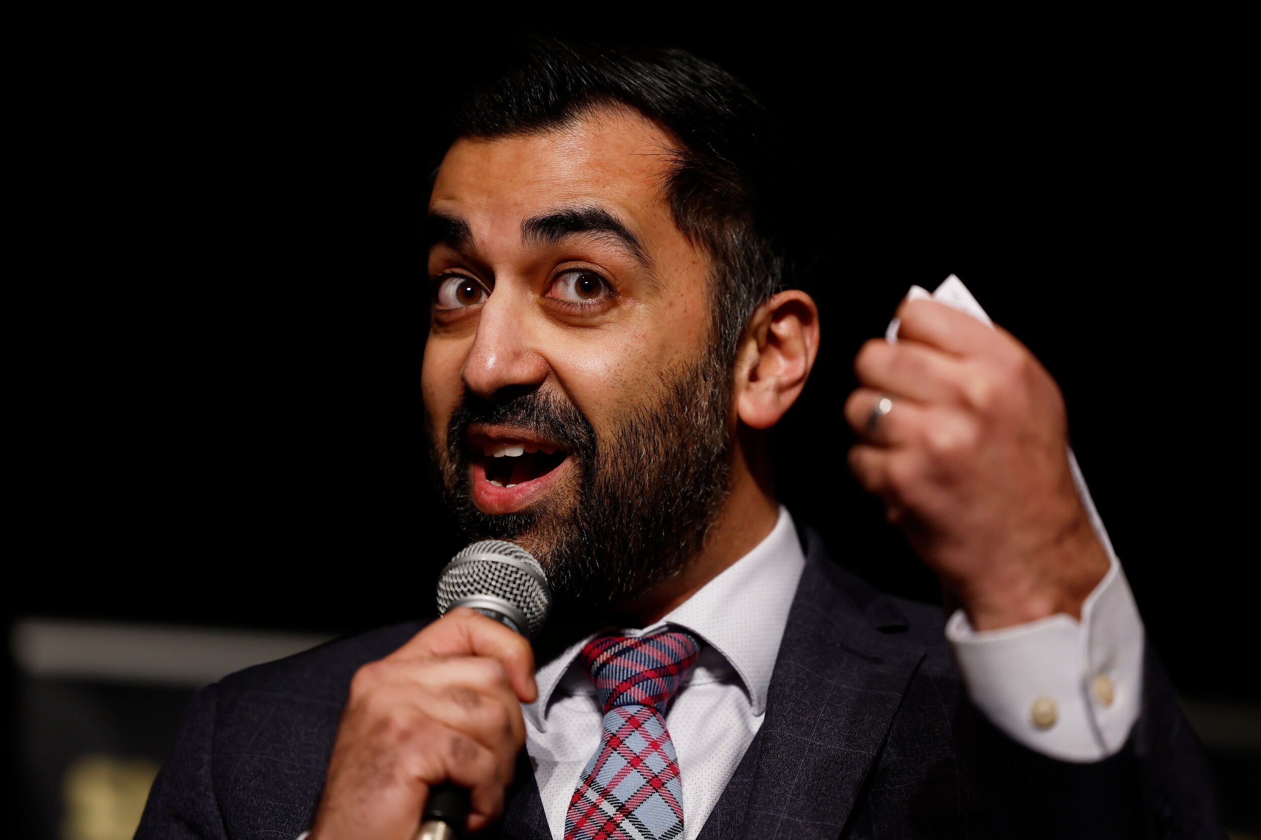Wie is Humza Yousaf, de nieuwe premier die van Schotland een ...