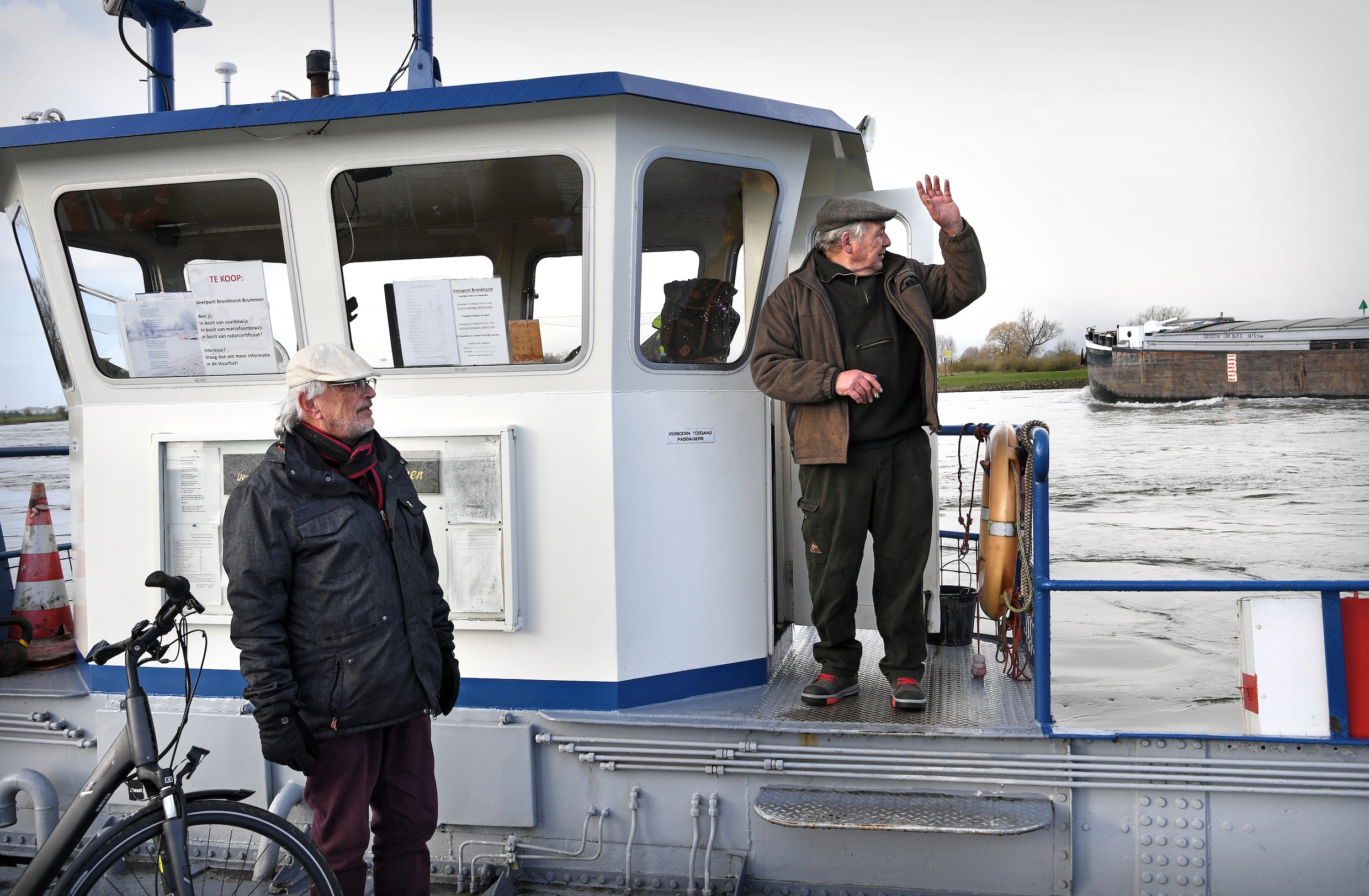 Pontbaas Dirk Wijers (met sigaar) op zijn pont tussen Bronkhorst en Brummen.