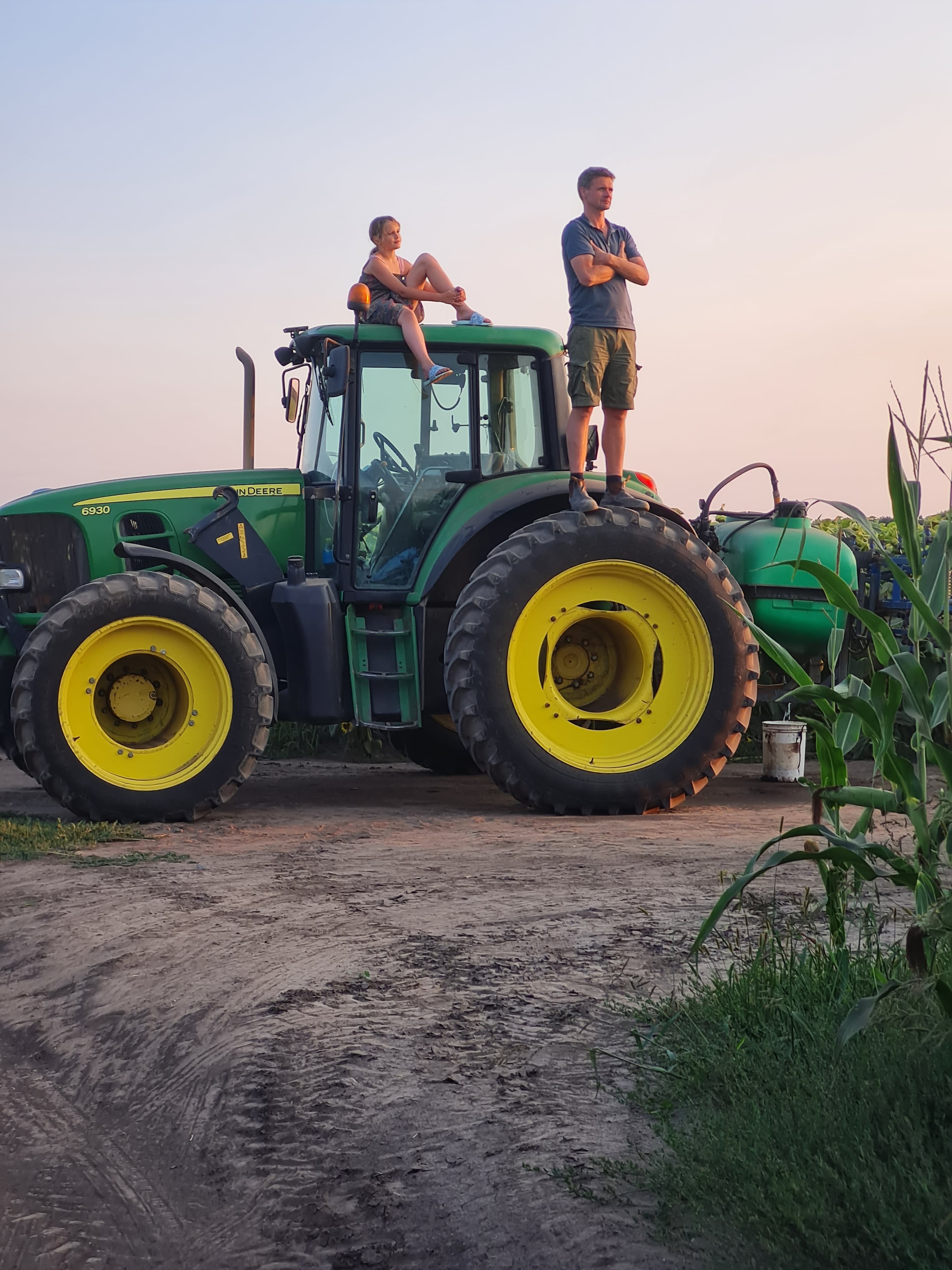 Kees Huizinga met een van zijn dochters op zijn boerderij in ­Kischenzi, 200 km ten zuiden van Kyiv.