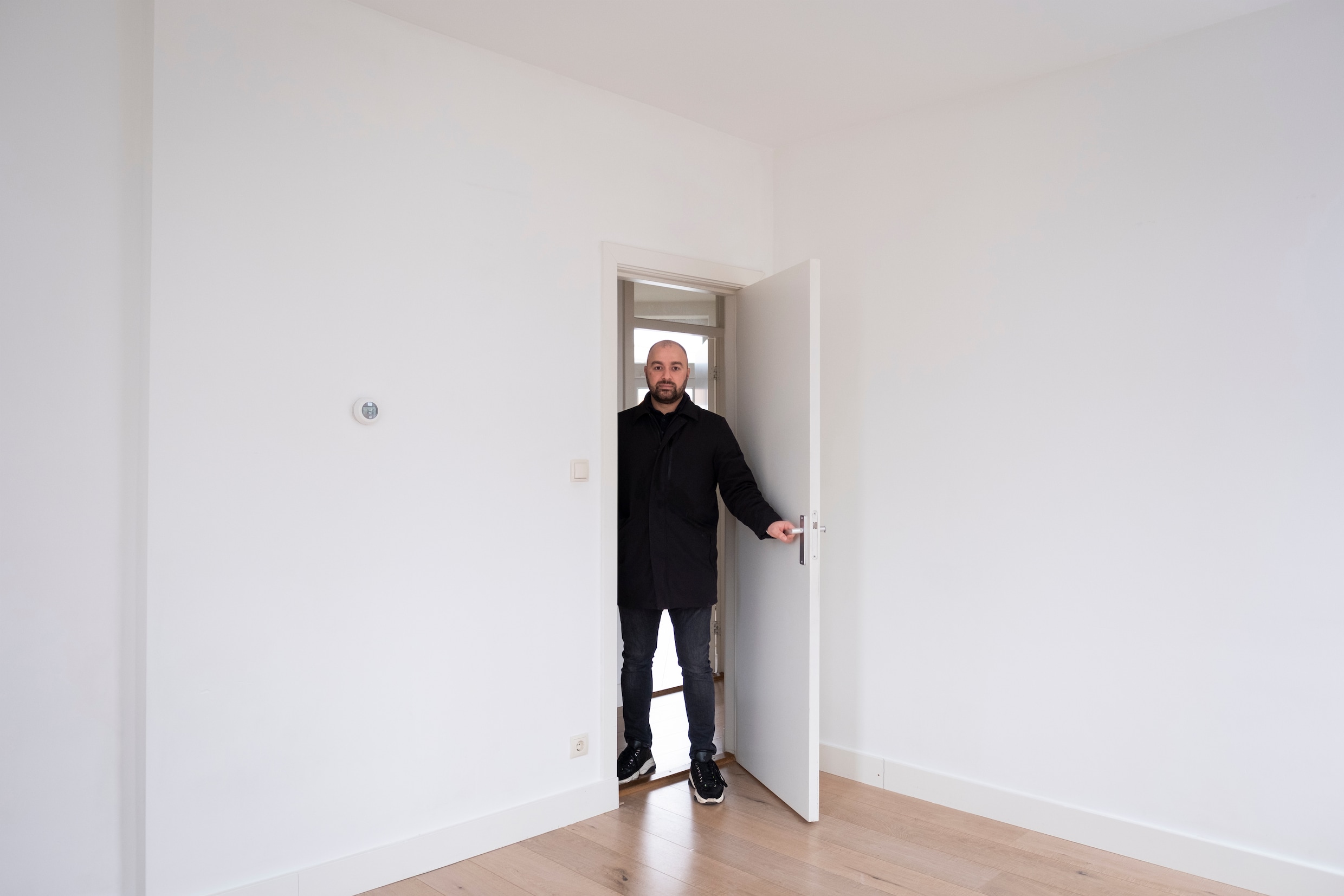 De Haagse vastgoedeigenaar Halil Yilmaz in een van zijn dertig panden. Noodgedwongen, zegt hij, laat hij de meeste van zijn huurders vertrekken.