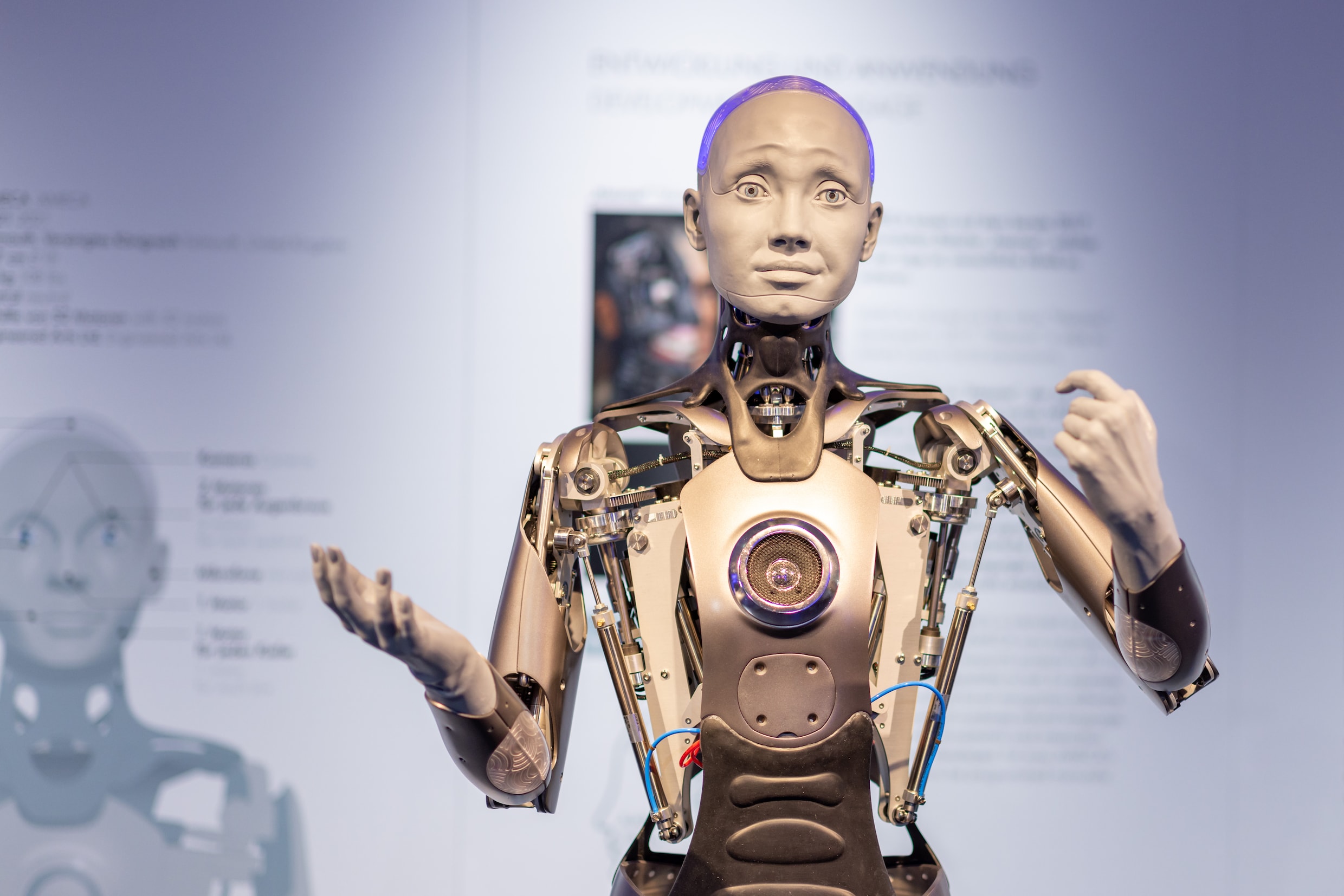 Waarom mensachtige robots vaak vrouwelijk zijn, en wat dat betekent ...