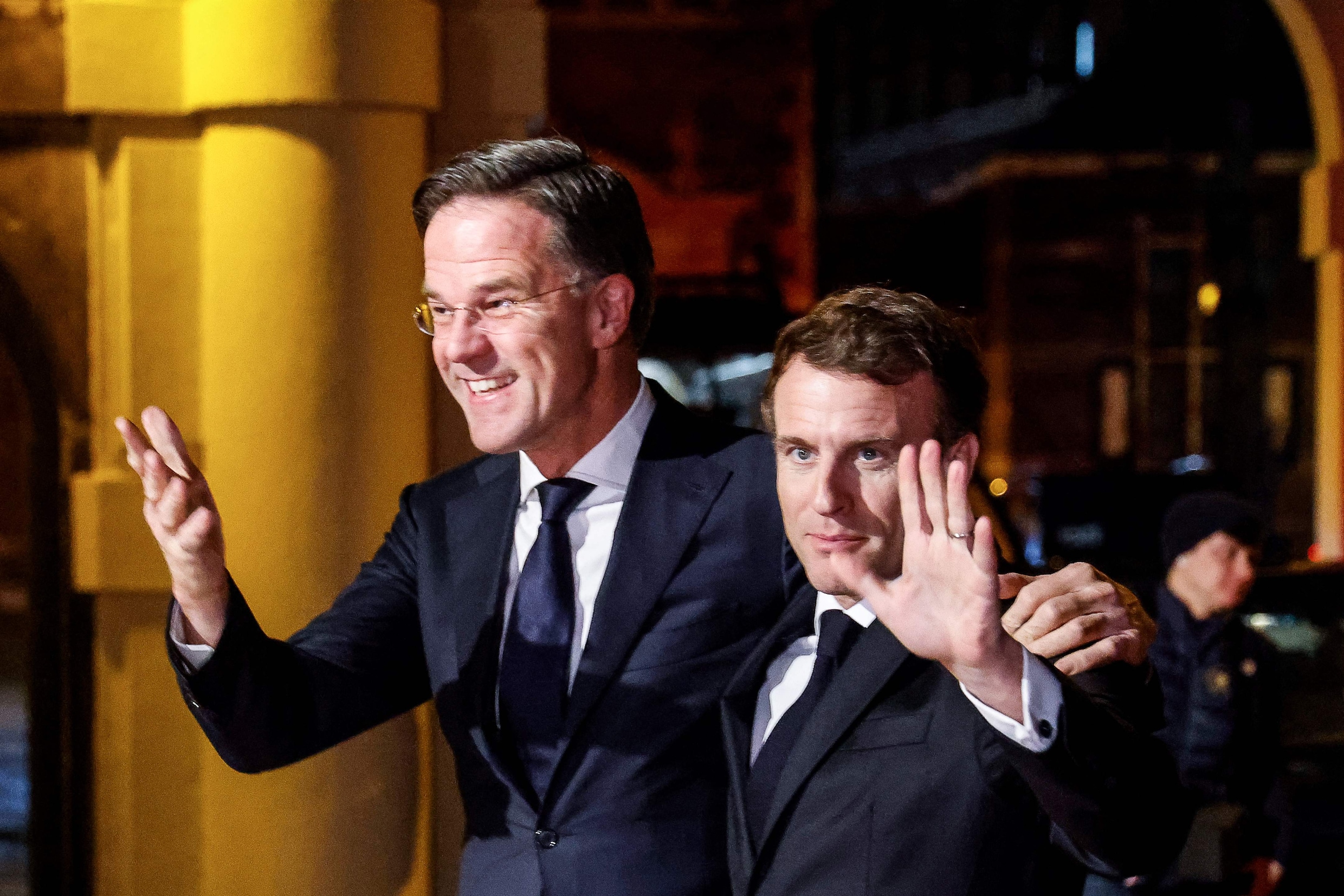 Opnieuw is Macron te gast in Nederland: de champagne vloeit rijkelijk ...