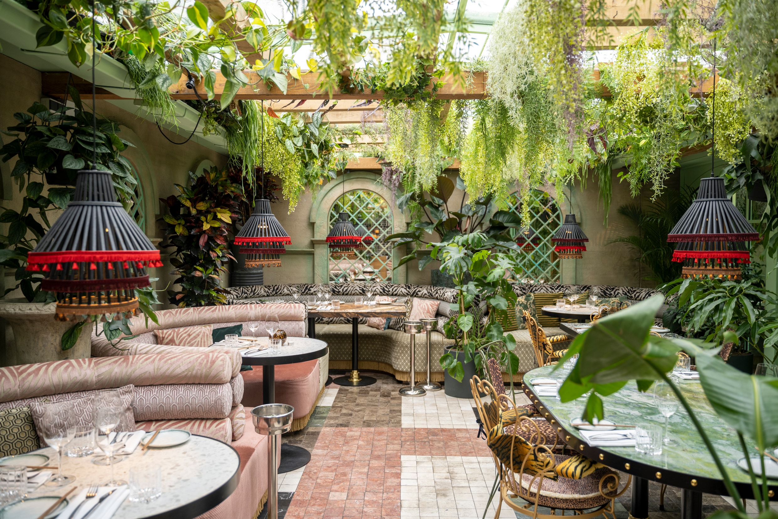 in-het-fotogenieke-restaurant-secret-garden-kom-je-voor-het-spektakel