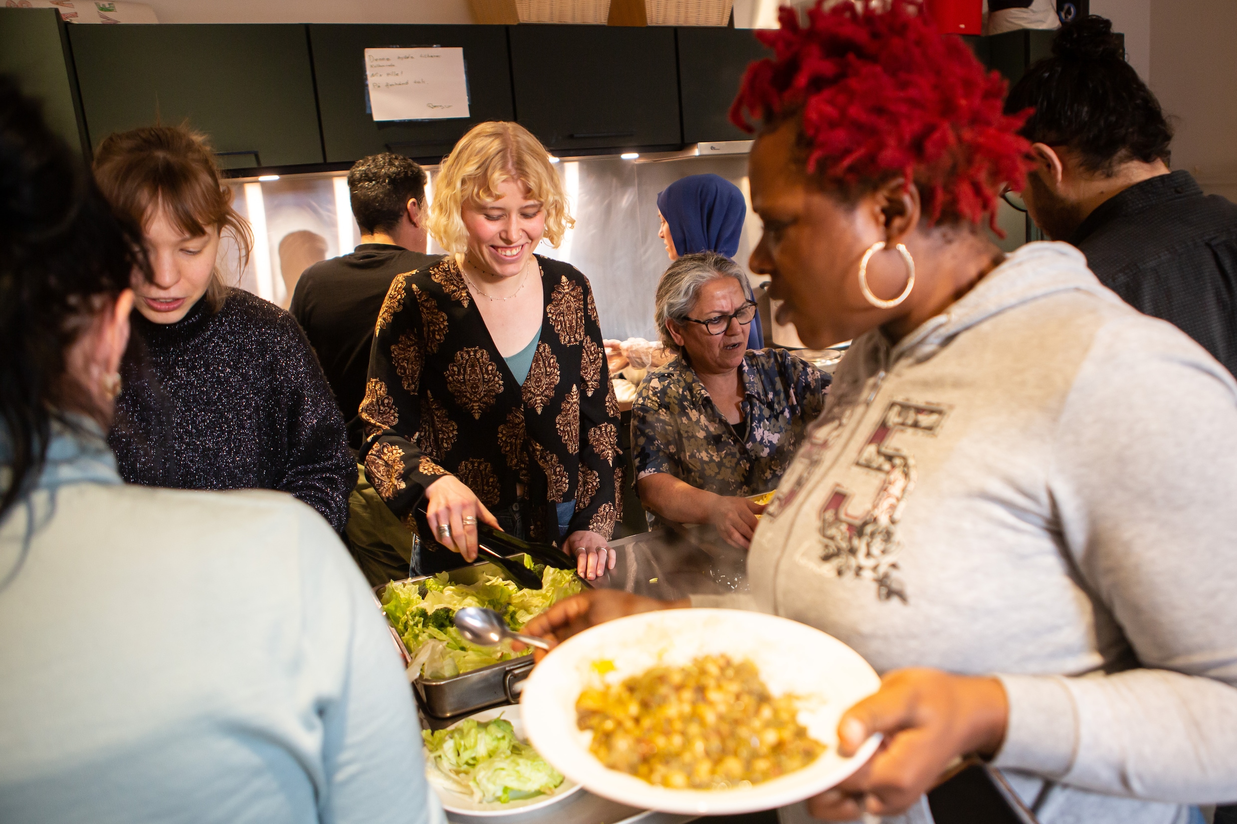 Een buffet in Kopenhagen voor vluchtelingen en Denen, georganiseerd door Trampolinehuset, opgericht ‘voor iedereen die vindt dat het Deense asielbeleid te streng is geworden'.