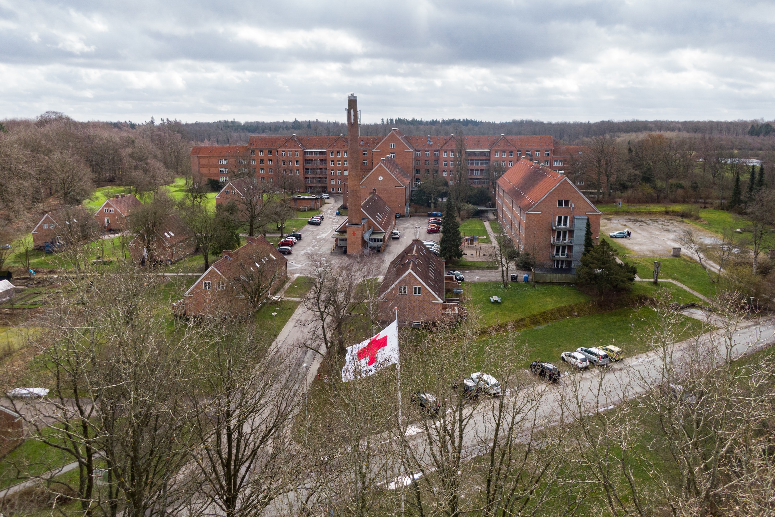 Luchtfoto van Avnstrup, een van de Deense vertrekcentra, met de bus een uur van Kopenhagen. Bewoners kunnen in en uit, maar moeten zich twee keer per dag melden.