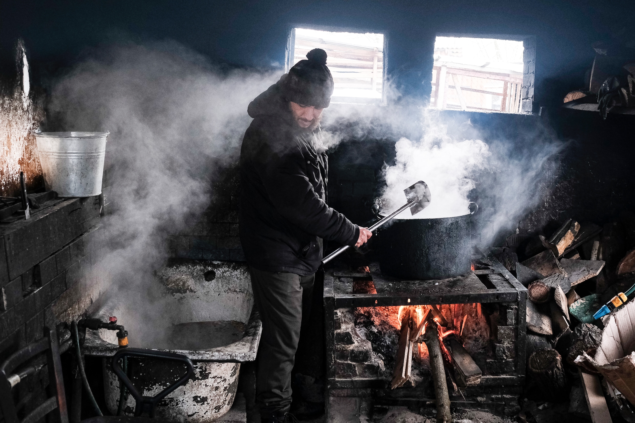 Leonid Azrelyan bereidt het eten voor de honden.