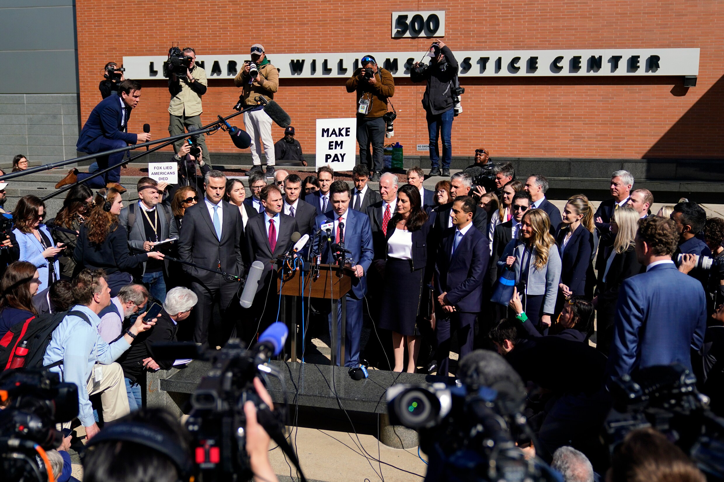 Abrupt einde rechtszaak: Fox News en Dominion schikken over ...