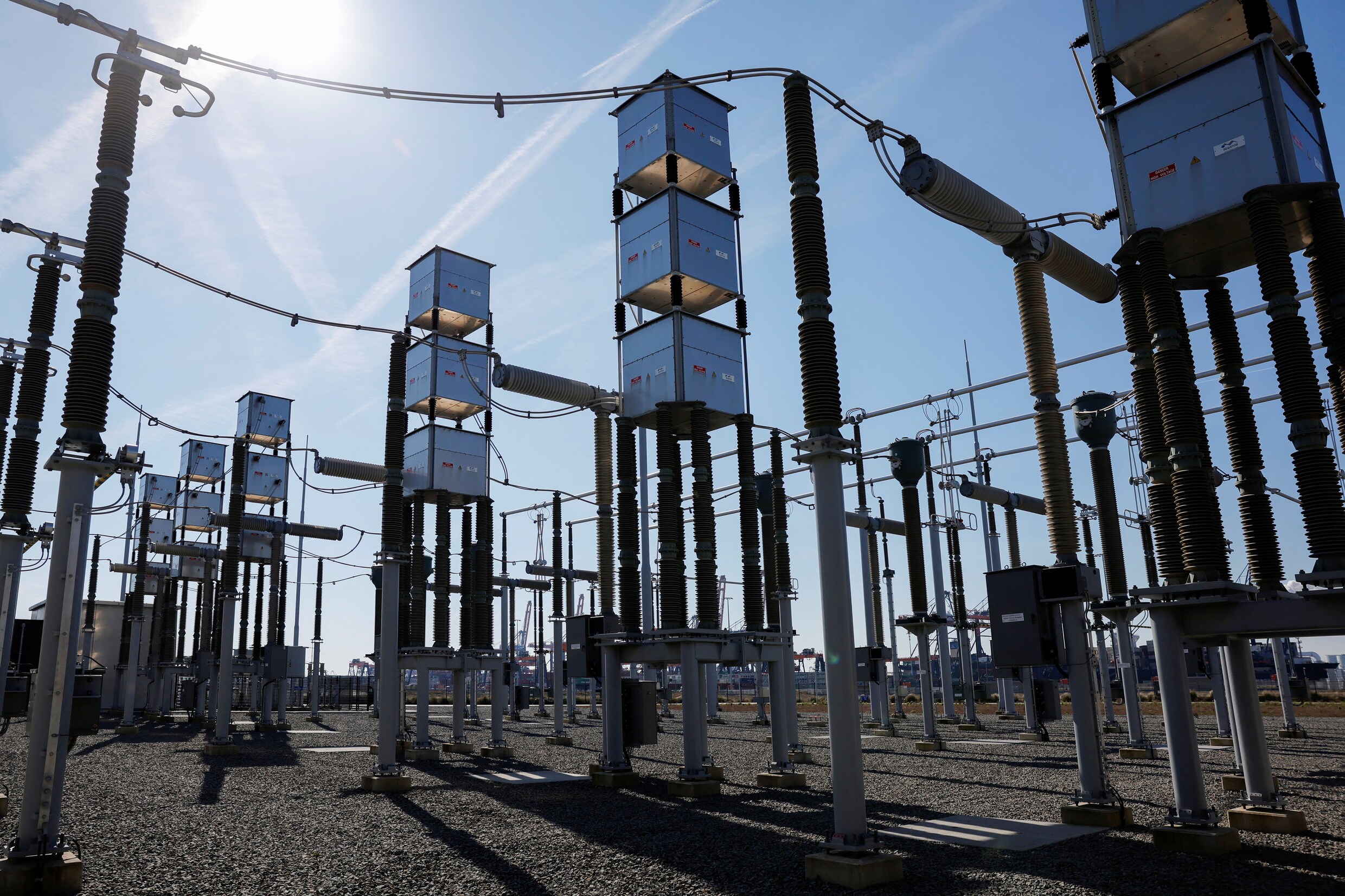 Tennet trekt miljarden uit om windparken op zee met het land te ...
