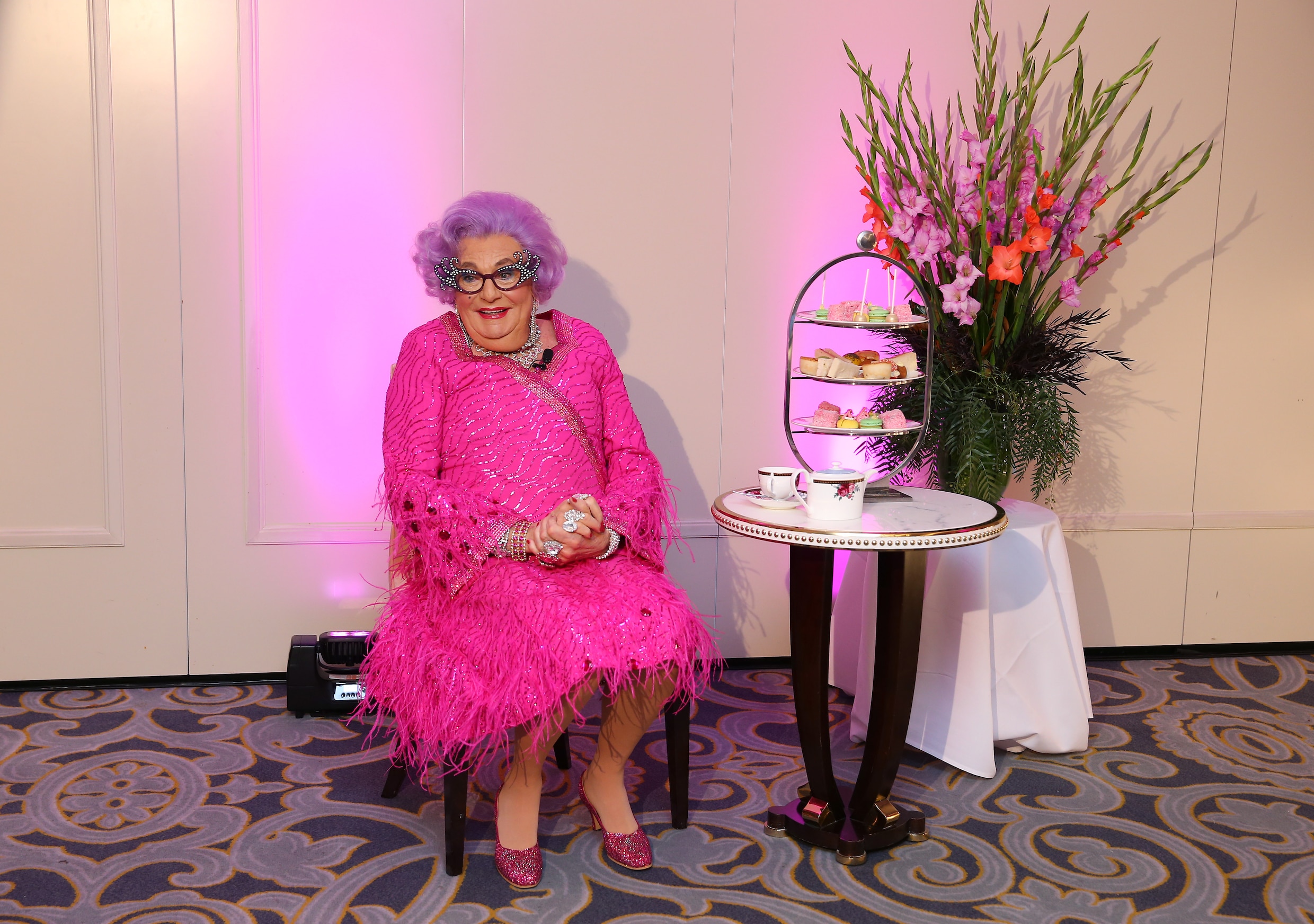 Naast de hilarisch venijnige ‘Dame Edna’ (1934-2023) werd zelfs de ...