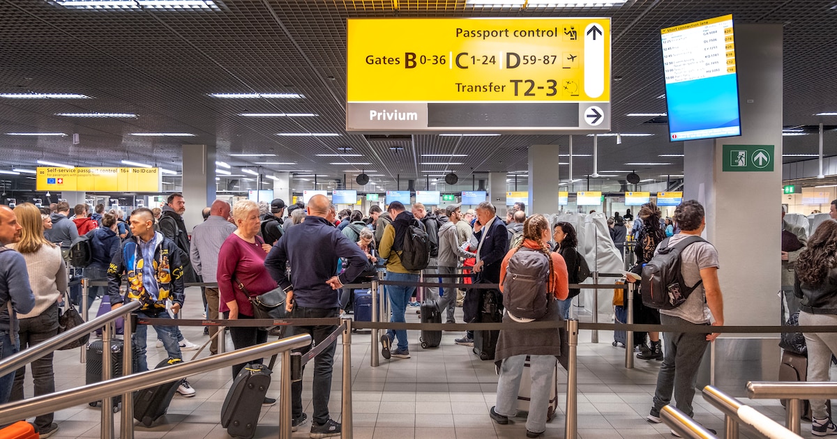 Wachttijden op Schiphol lopen op door nieuwe EU-paspoortcheck, KLM ziet vijf keer meer gemiste aansl