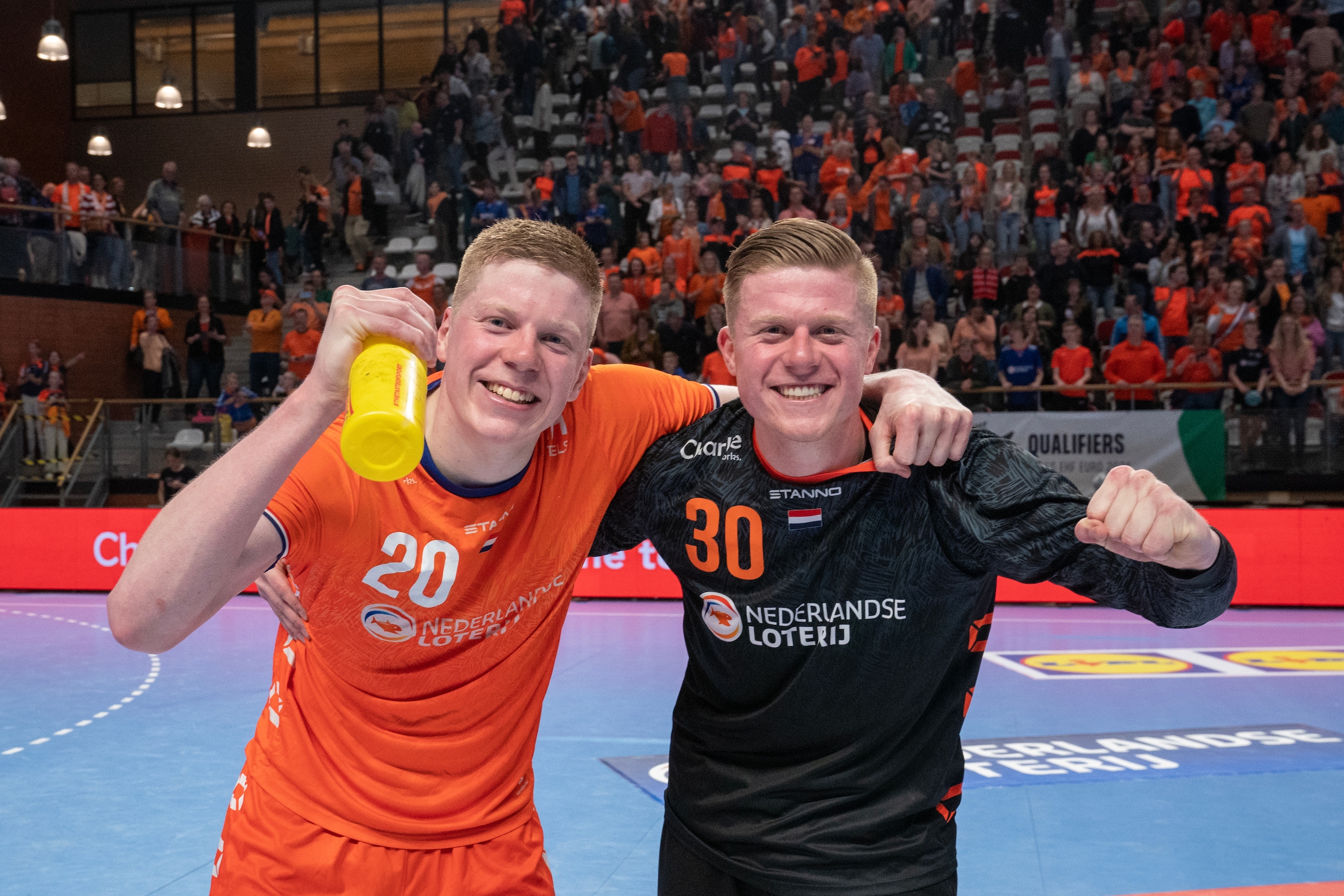 Niels Versteijnen (l) en tweelingbroer Arjan.