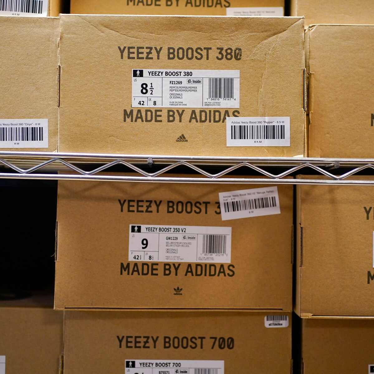Adidas gaat voorraad Yeezy sneakers toch verkopen na breuk met Kanye West de Volkskrant