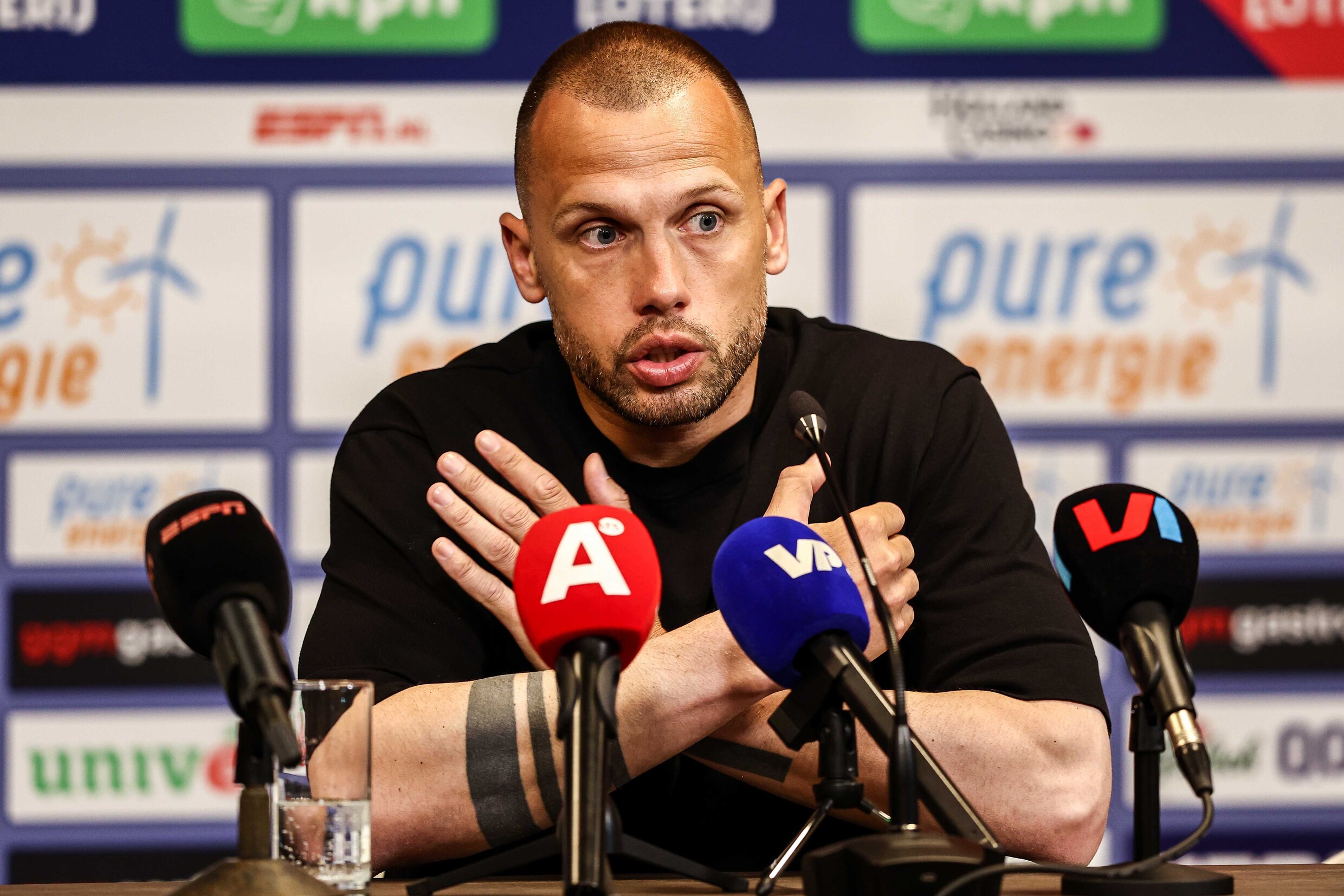 Ajax neemt afscheid van Heitinga als hoofdcoach, onduidelijk of hij in  andere rol bij club blijft | de Volkskrant