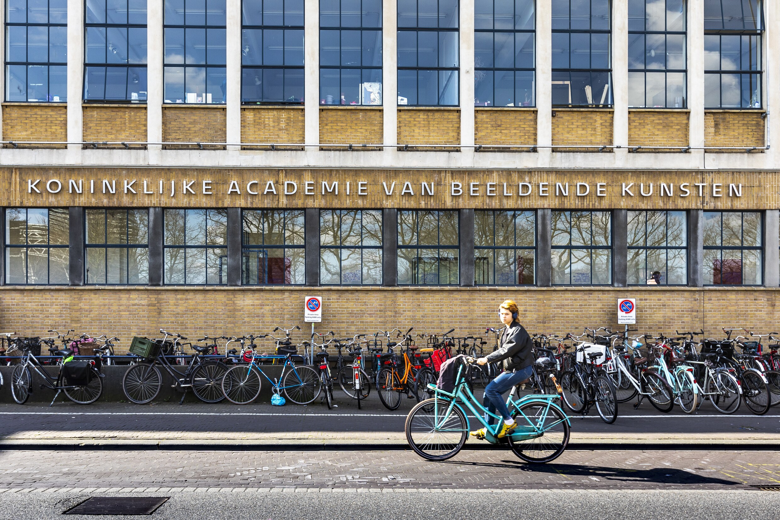 Haagse kunstacademie verbreekt na aandringen studenten banden met ...