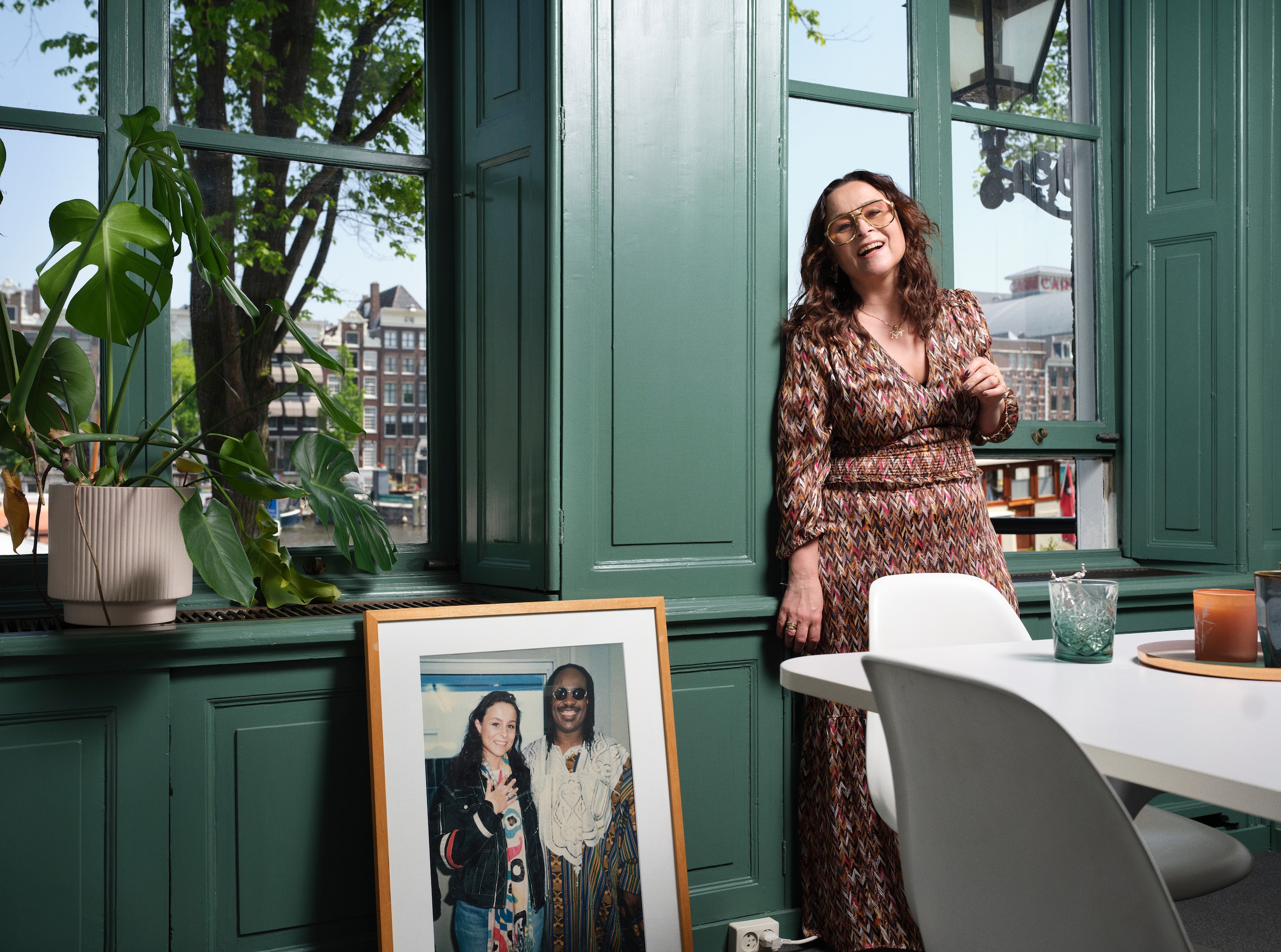 trijntje-oosterhuis-pendelt-tussen-podia-madeliefjeskettingen-en