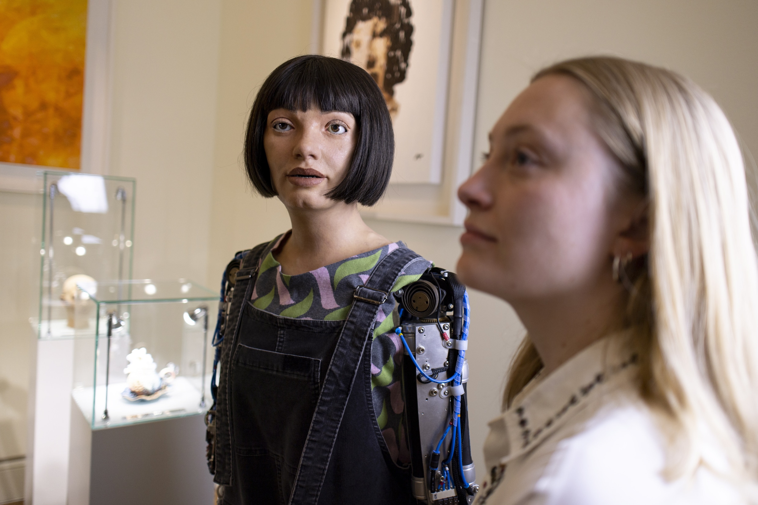 AI-DA (l) is een ultra-realistische robot-kunstenaar, te zien op de London Design Biennale, 1 juni, 2023.