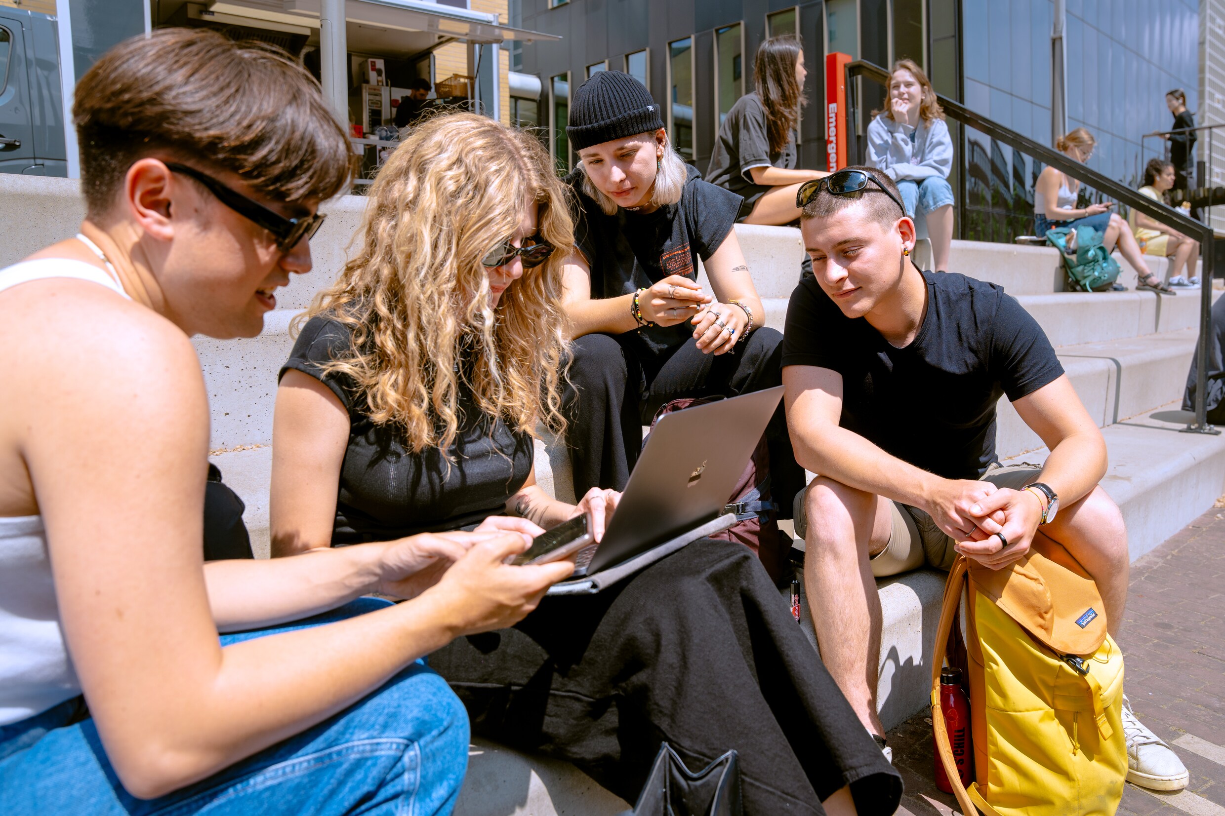 Hogere huur, hoger collegegeld en nu ook hogere rente op studieschuld ...