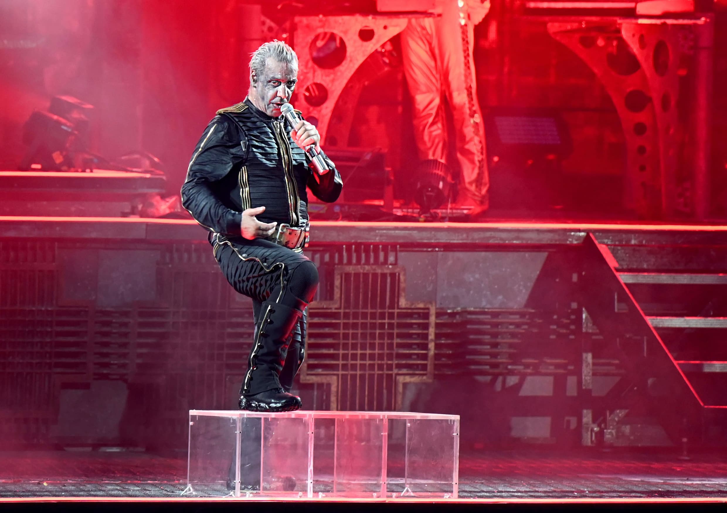 Justitie Berlijn staakt onderzoek naar Rammstein-zanger Lindemann | de ...