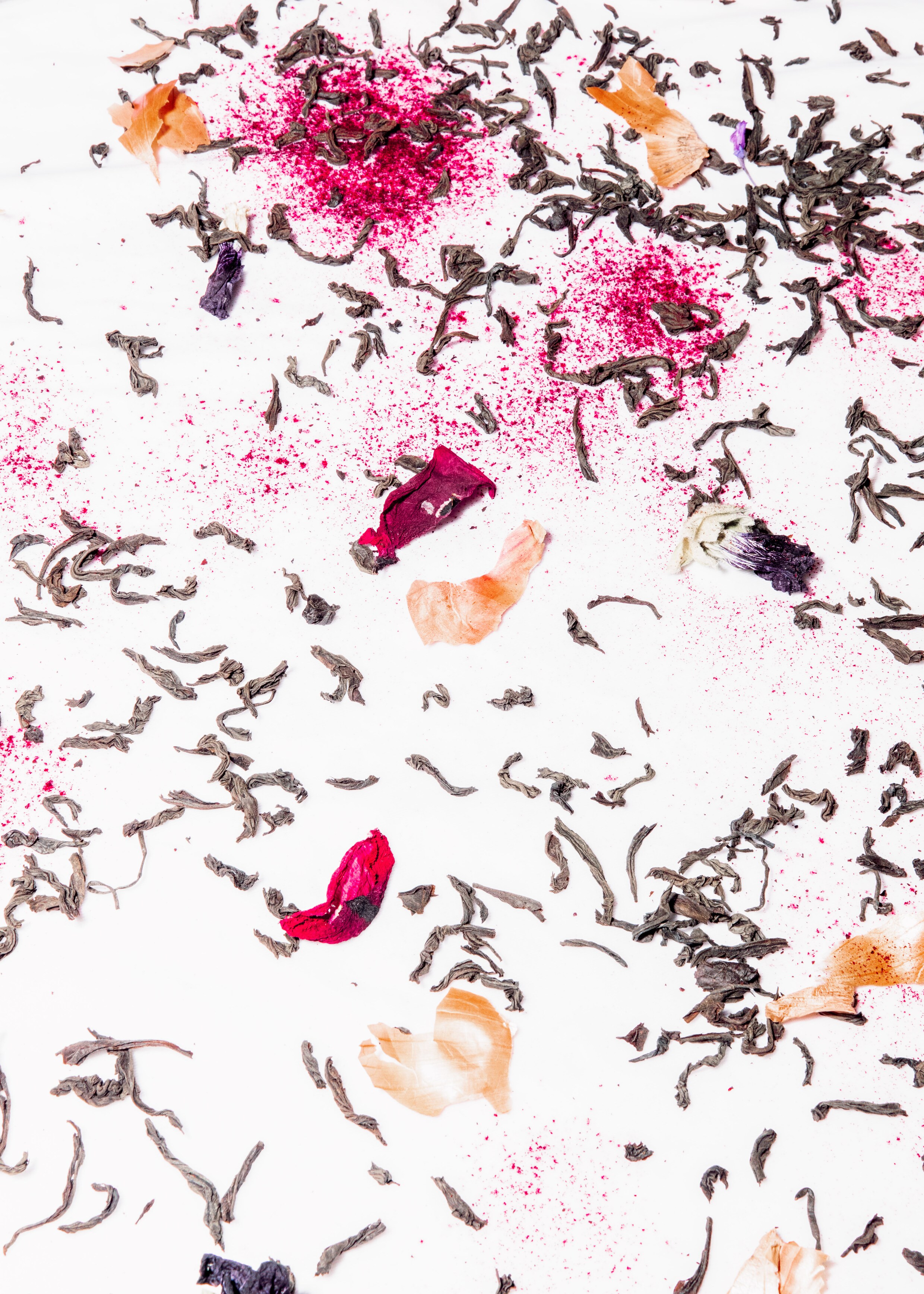 Voor de perfecte ‘bundle-dye’ gebruik je natuurlijke materialen als thee, bloemen en uienschillen