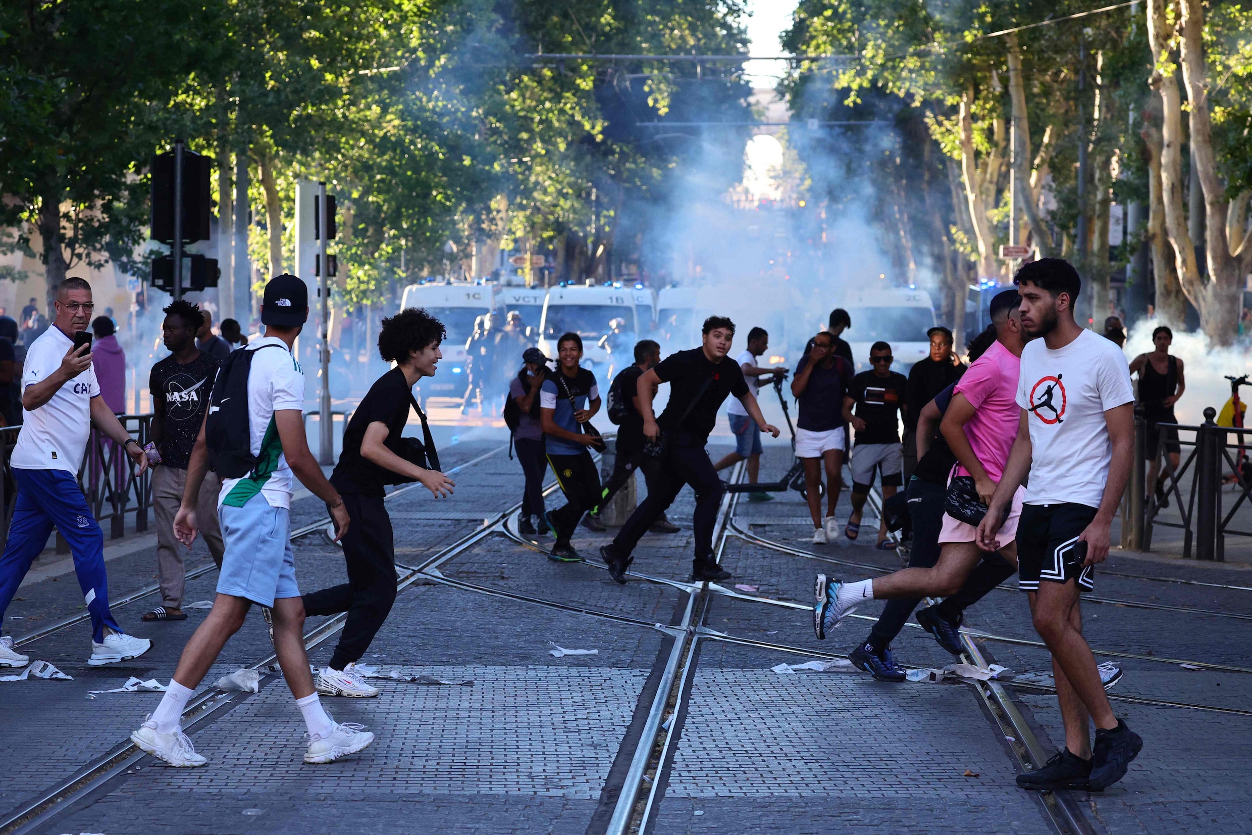 Man doodgeschoten met rubberkogel tijdens rellen in Marseille • Honderd ...