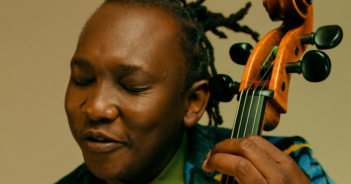 Het grote talent Abel Selaocoe speelt cello, neuriet, klakt met de tong ...