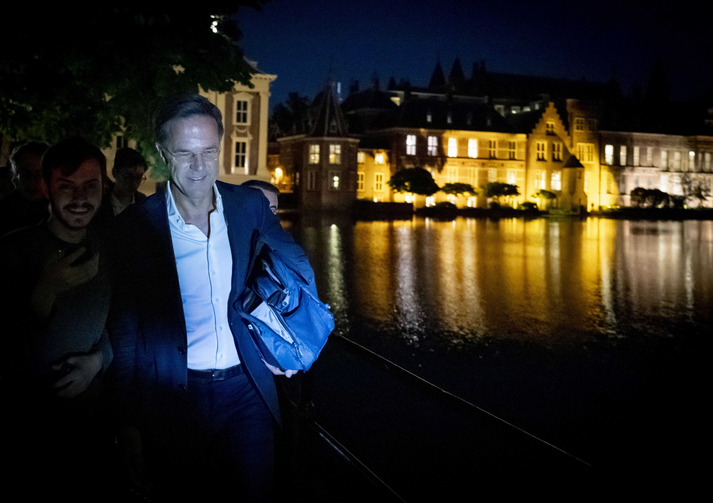 Oppositie wil dat Rutte het Torentje meteen verlaat: hij zou het ...