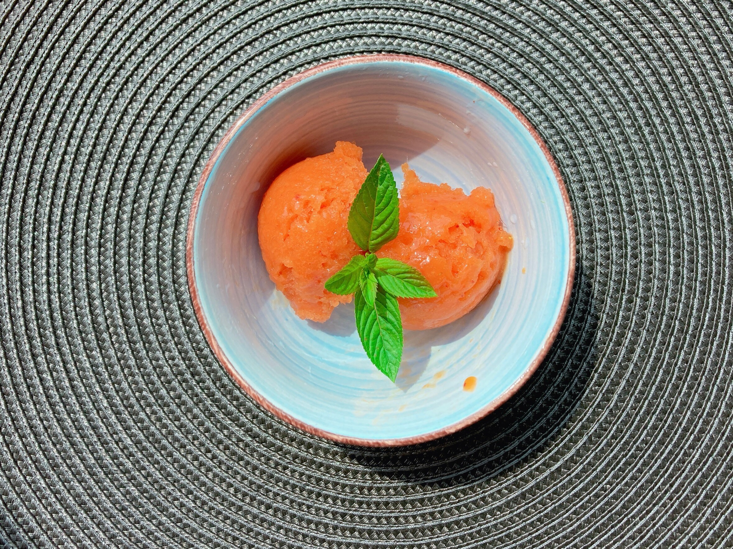 Mango-aardbei sorbetijs