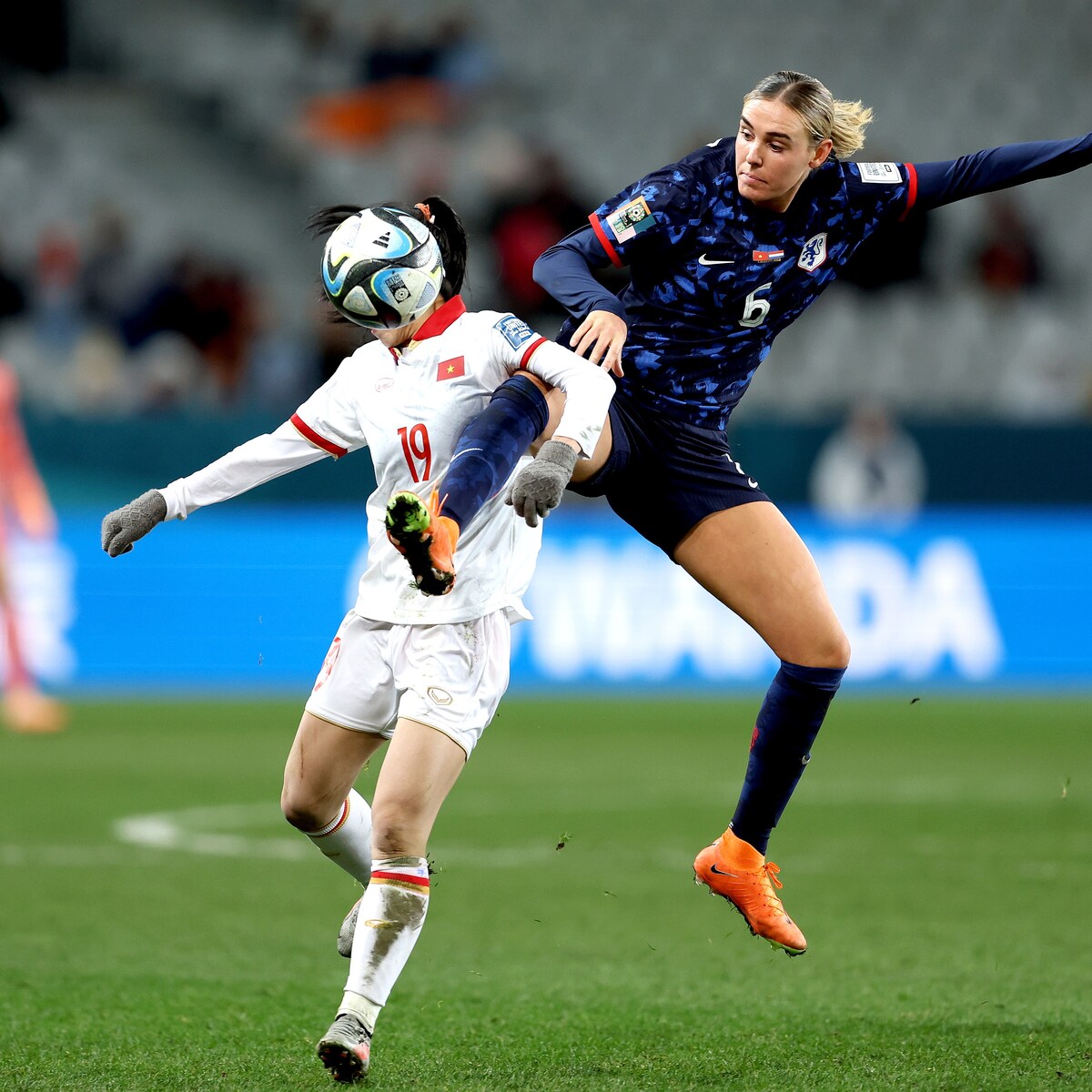 Eindelijk is er een voetbalschoen speciaal voor vrouwen de Phantom Luna de Volkskrant