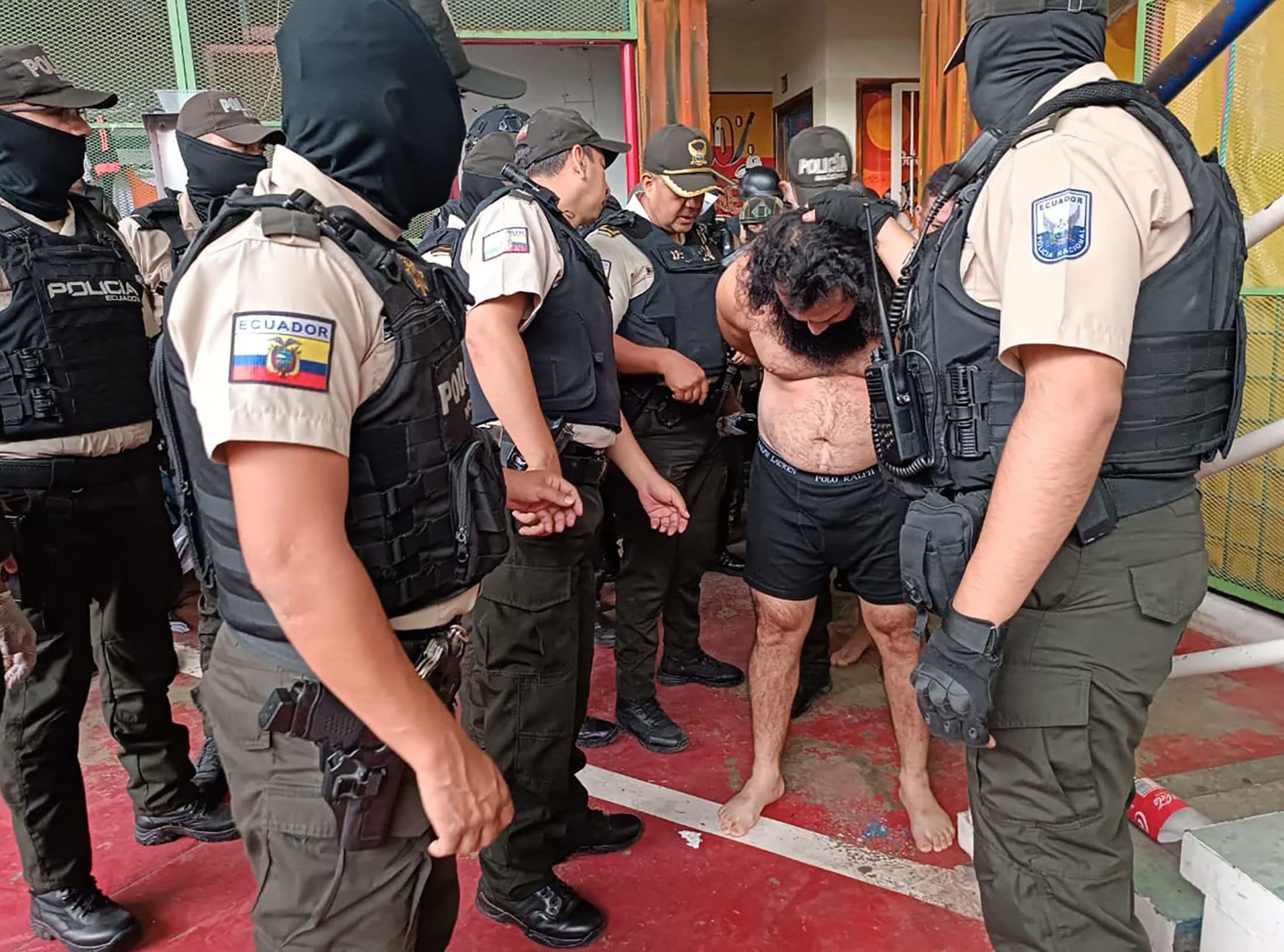 In Ecuador is de noodtoestand uitgeroepen na de moord op presidentskandidaat Fernando Villavicencio. Politie en leger voeren gezamenlijk een controle uit in een gevangenis in de stad Guayaquil. 