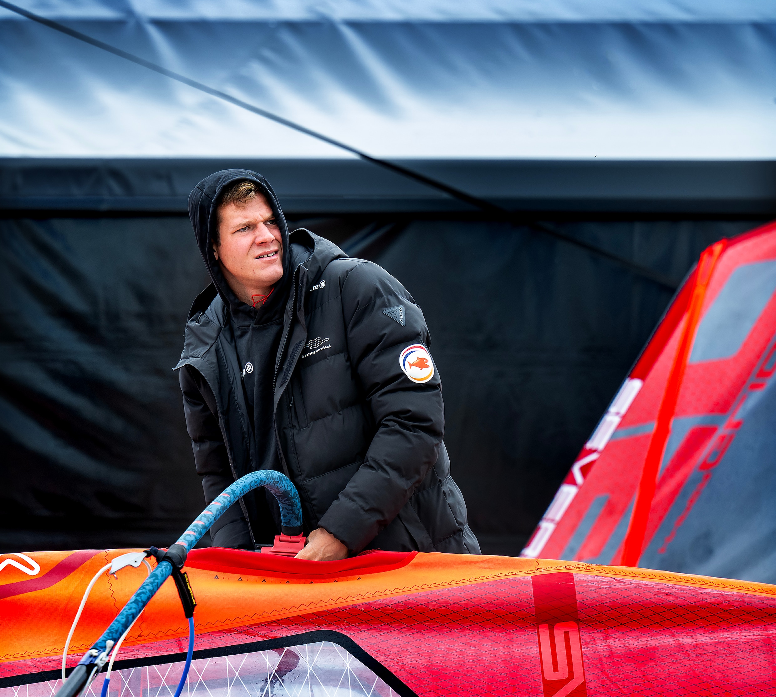Laidback op de wal, maar gegrepen door de wind zijn de foilers zo ...