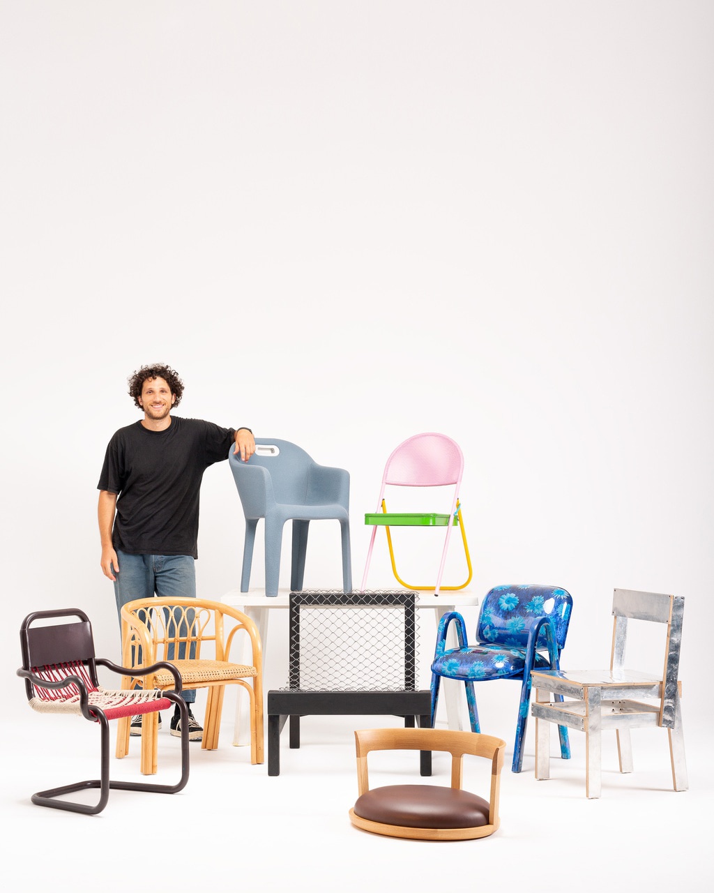 Ontwerper Matteo Guarnaccia probeert met zijn Cross Cultural Chairs de cultuur van acht dichtbevolkte landen te vangen in acht stoelen.