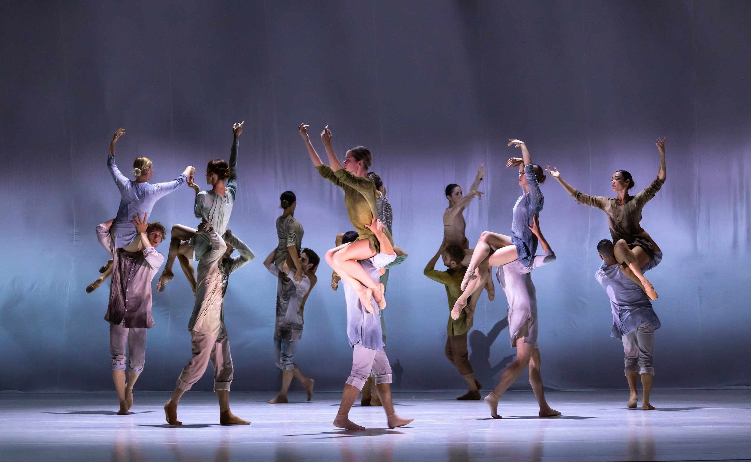 Recensie: Introdans heeft het zwaar met de choreografieën van Khan en ...