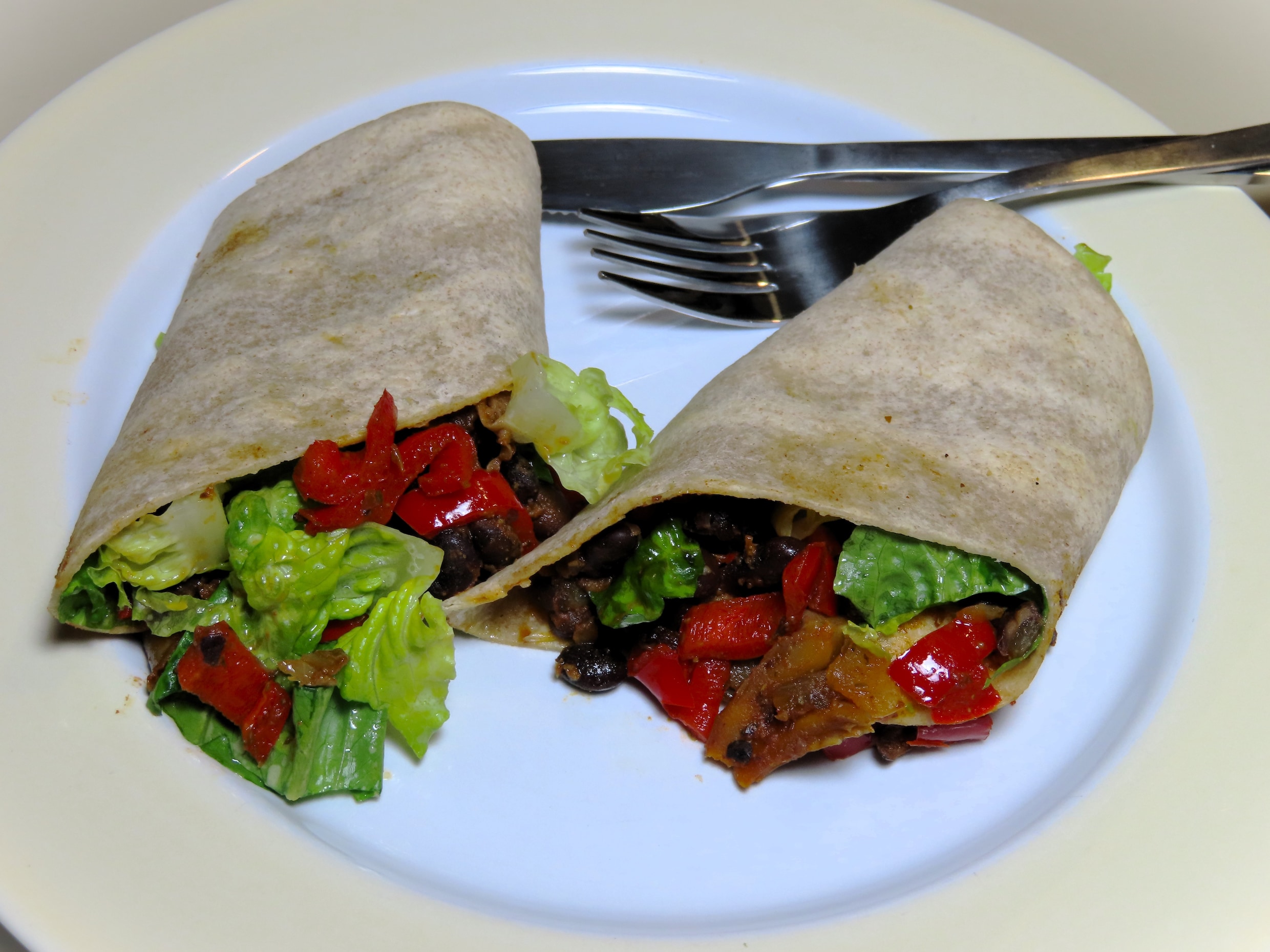 De Volkskeuken wraps met oesterzwammen en zwarte bonen de Volkskrant