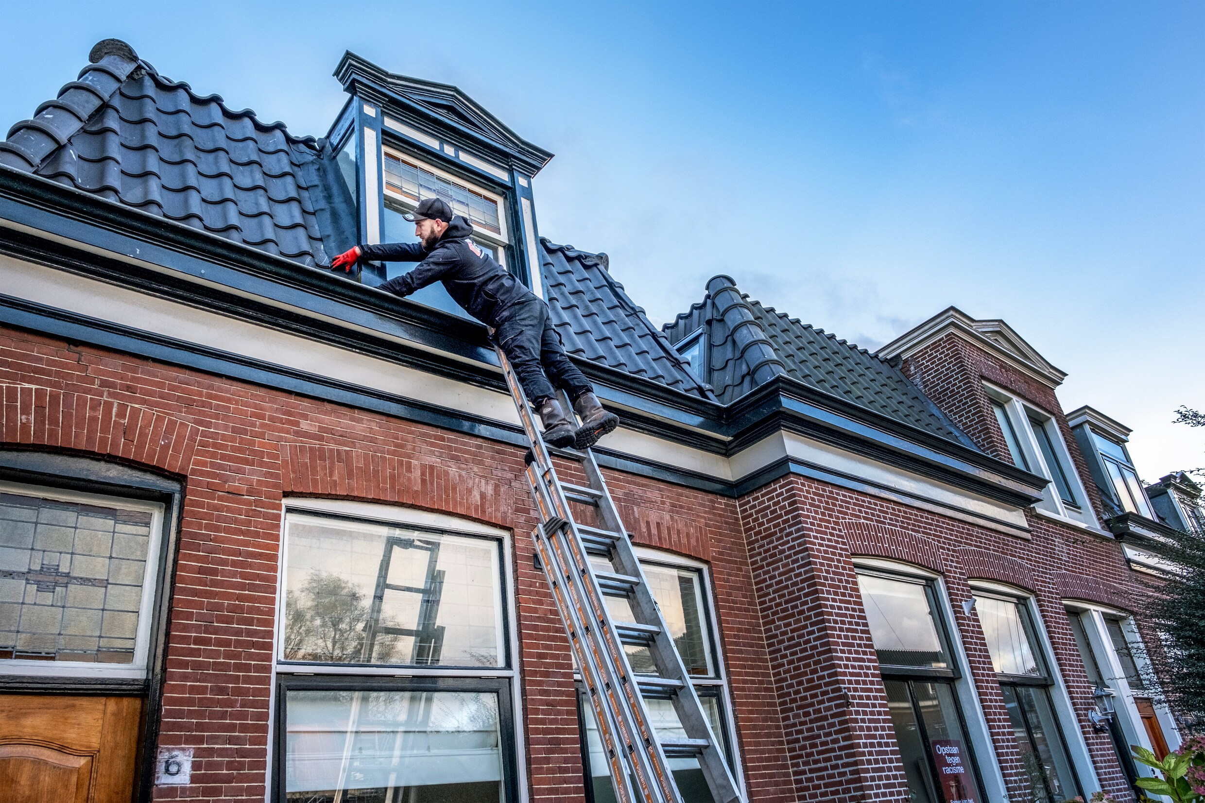 Dakdekkers Na Hevige Regenval Overspoeld Met Meldingen Over Lekkage ...